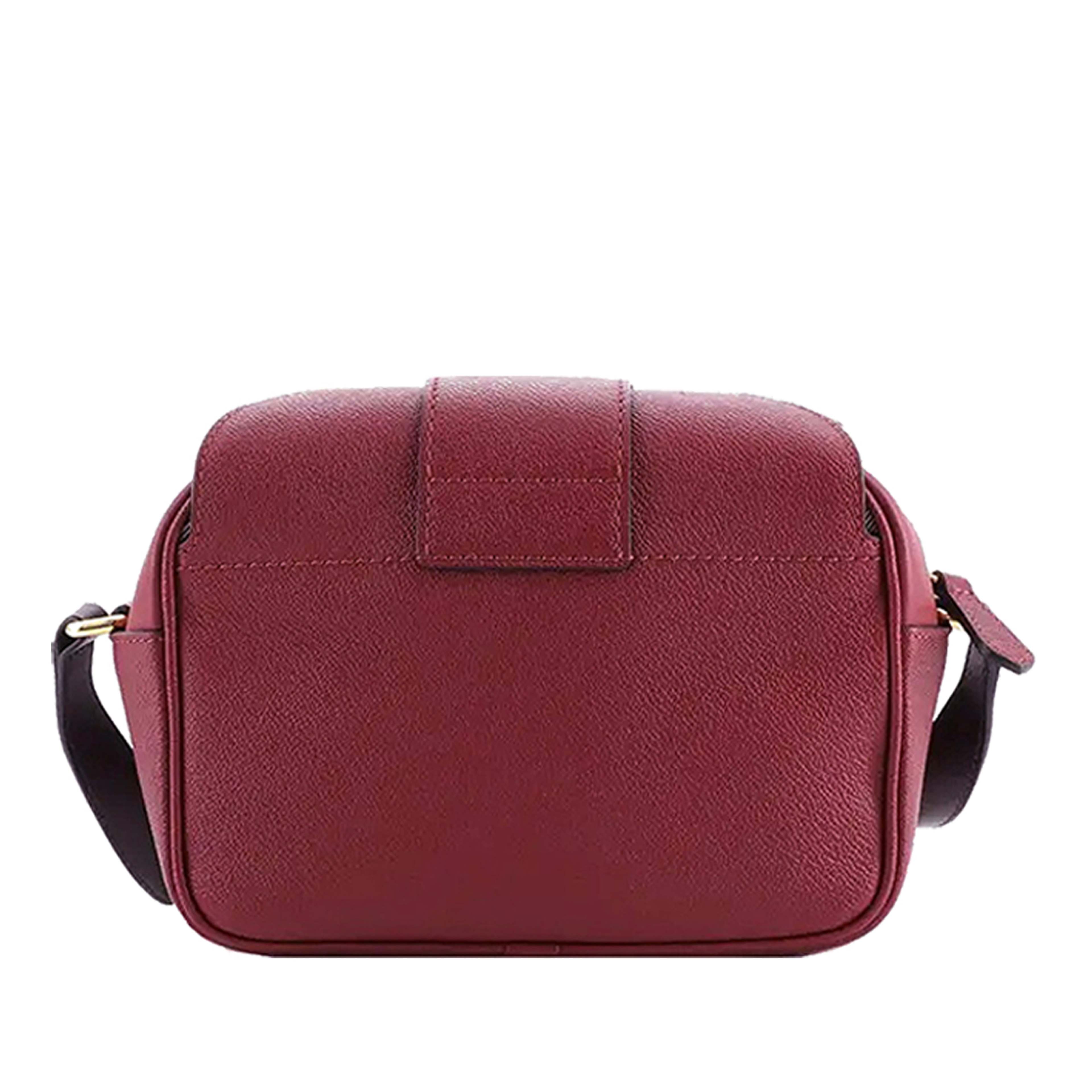 Burberry Small Leather Medley Buckle Crossbody, från Luxclusif, i färgen bordeaux. Klicka för att öppna bilden i stort format