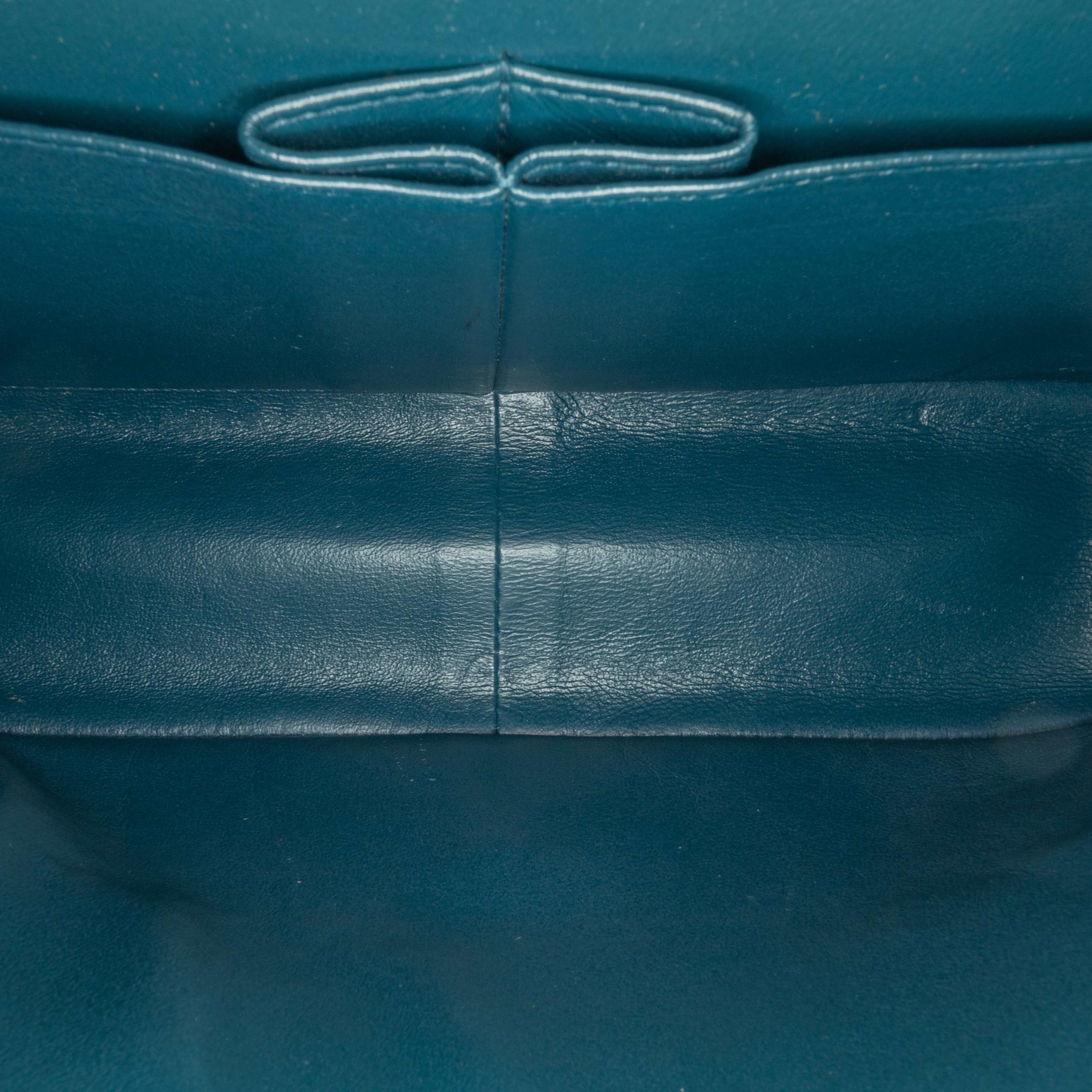 Chanel Jumbo Classic Lambskin Double Flap, från Luxclusif, i färgen blue. Klicka för att öppna bilden i stort format