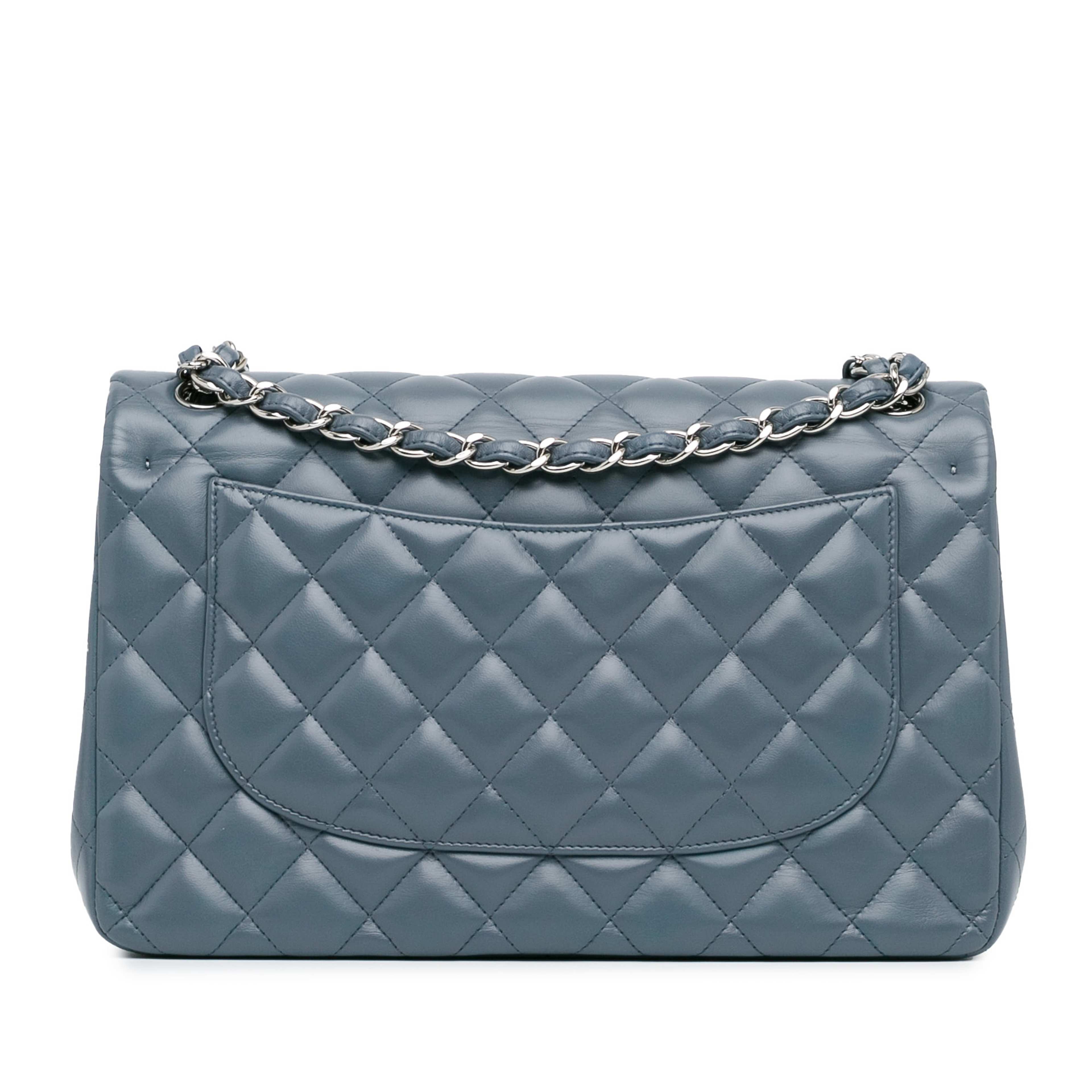 Chanel Jumbo Classic Lambskin Double Flap, från Luxclusif, i färgen blue. Klicka för att öppna bilden i stort format