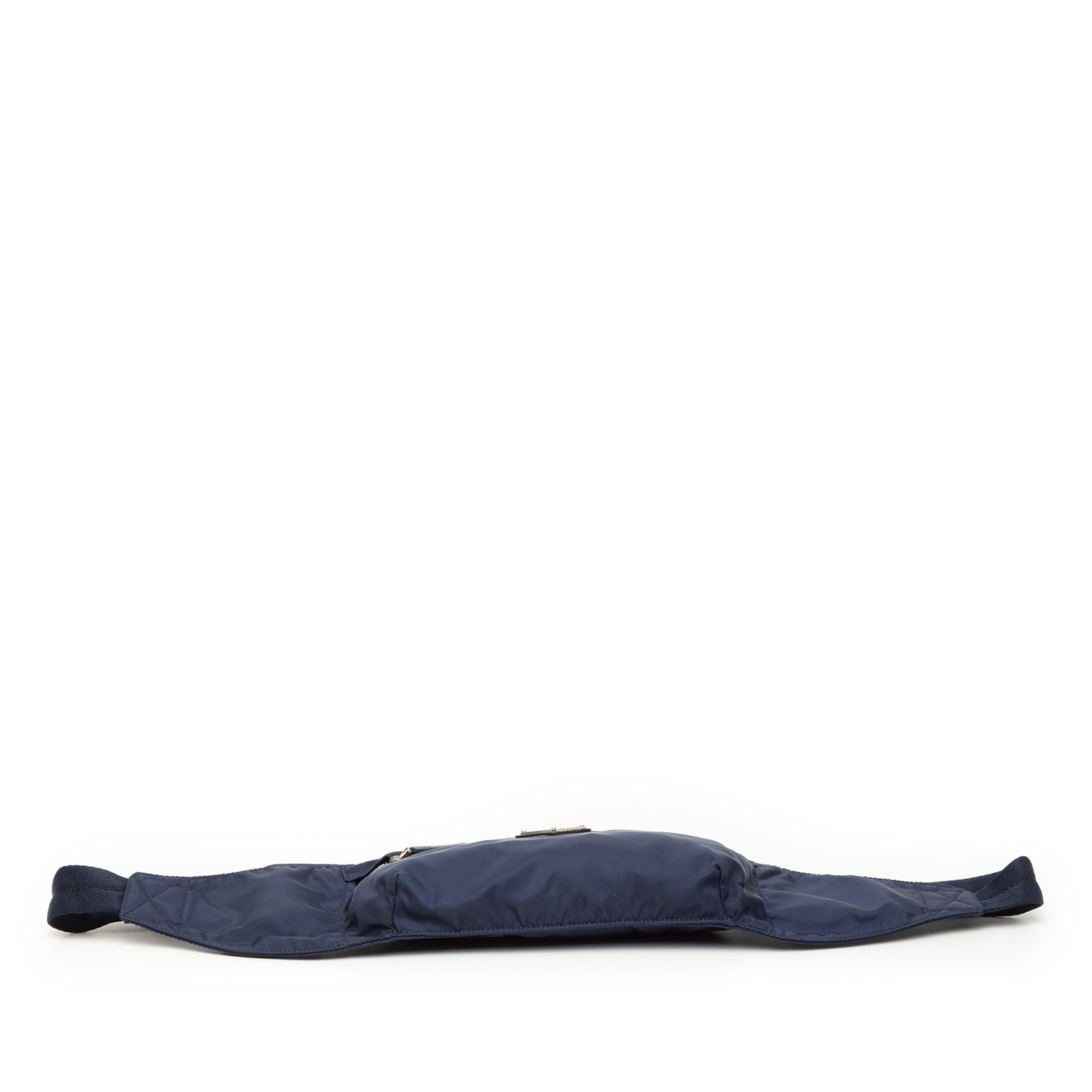 Prada Tessuto Belt Bag, från Luxclusif, i färgen navy. Klicka för att öppna bilden i stort format
