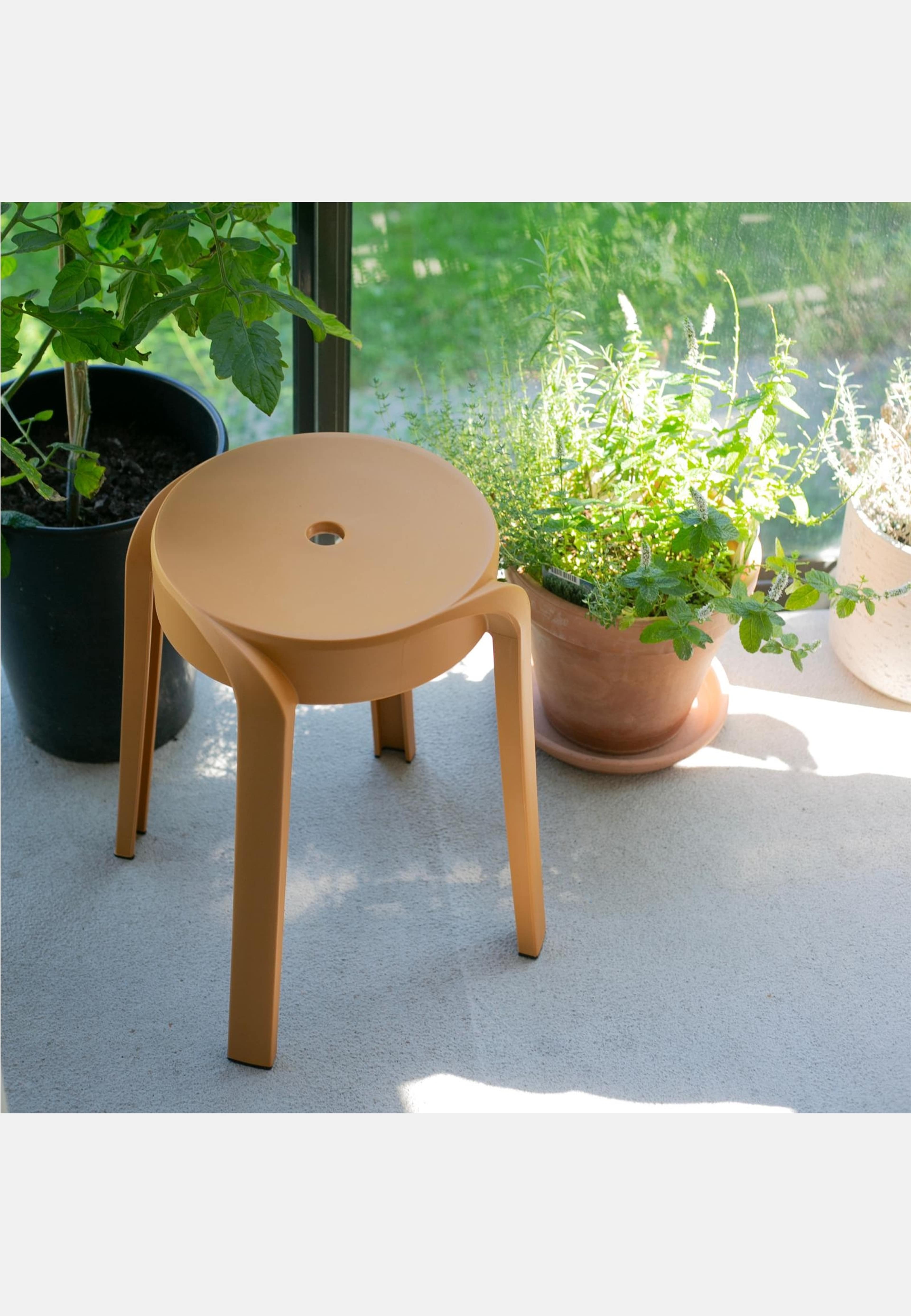 Pall Twist Stapelbar, från Designtorget, i färgen okra. Klicka för att öppna bilden i stort format