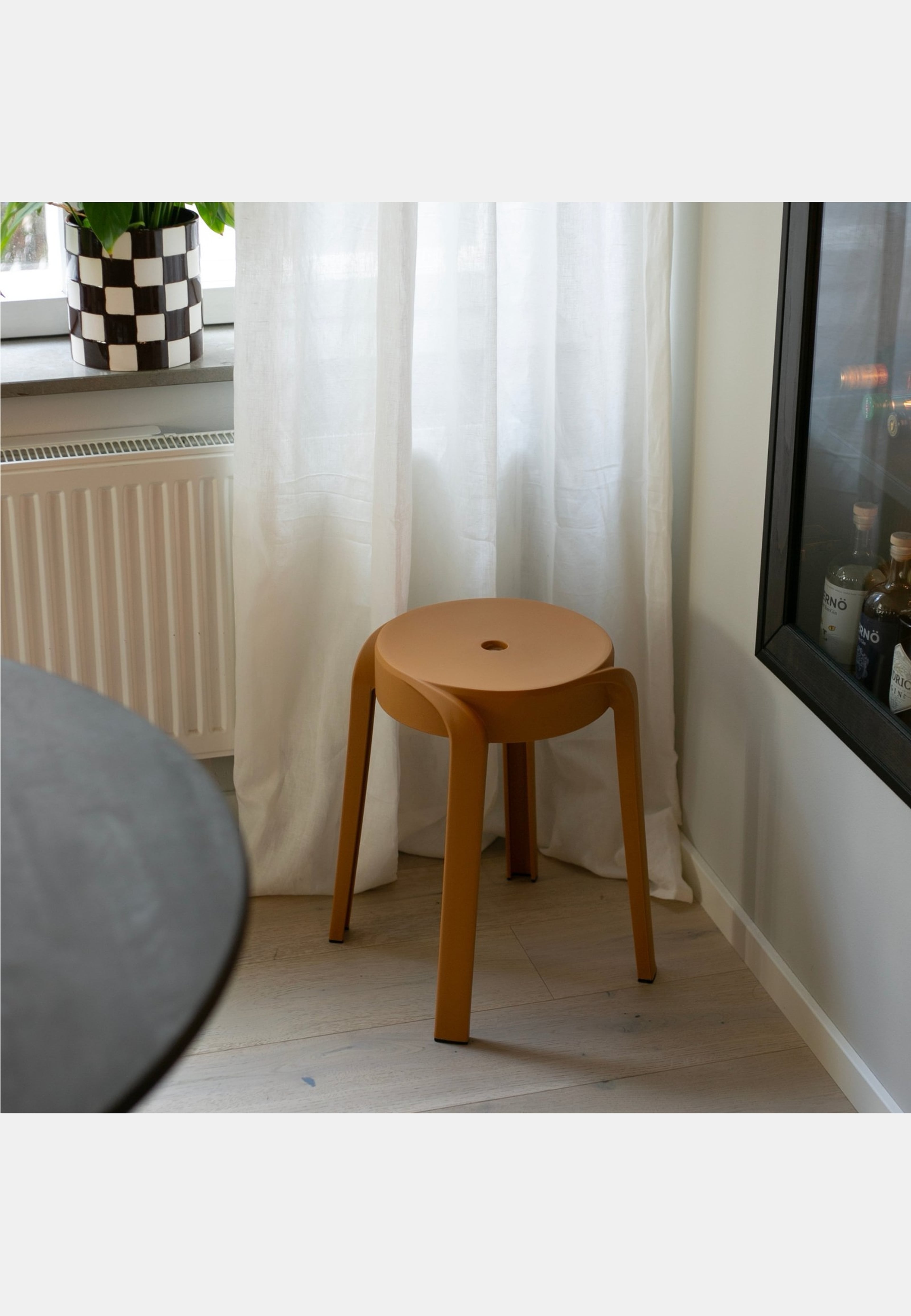 Pall Twist Stapelbar, från Designtorget, i färgen okra. Klicka för att öppna bilden i stort format