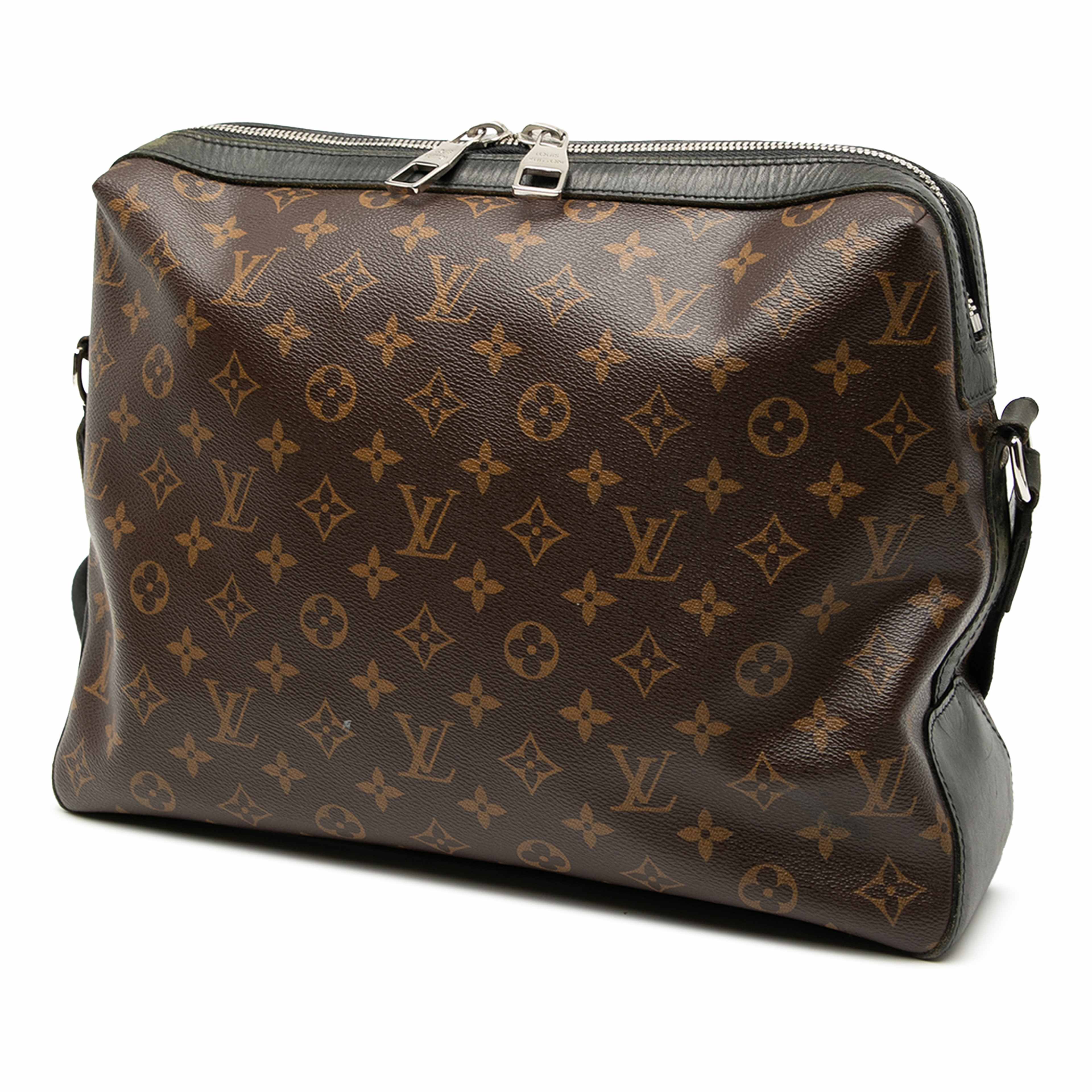 Louis Vuitton Monogram Macassar Torres Messenger Bag, från Luxclusif, i färgen brown. Klicka för att öppna bilden i stort format
