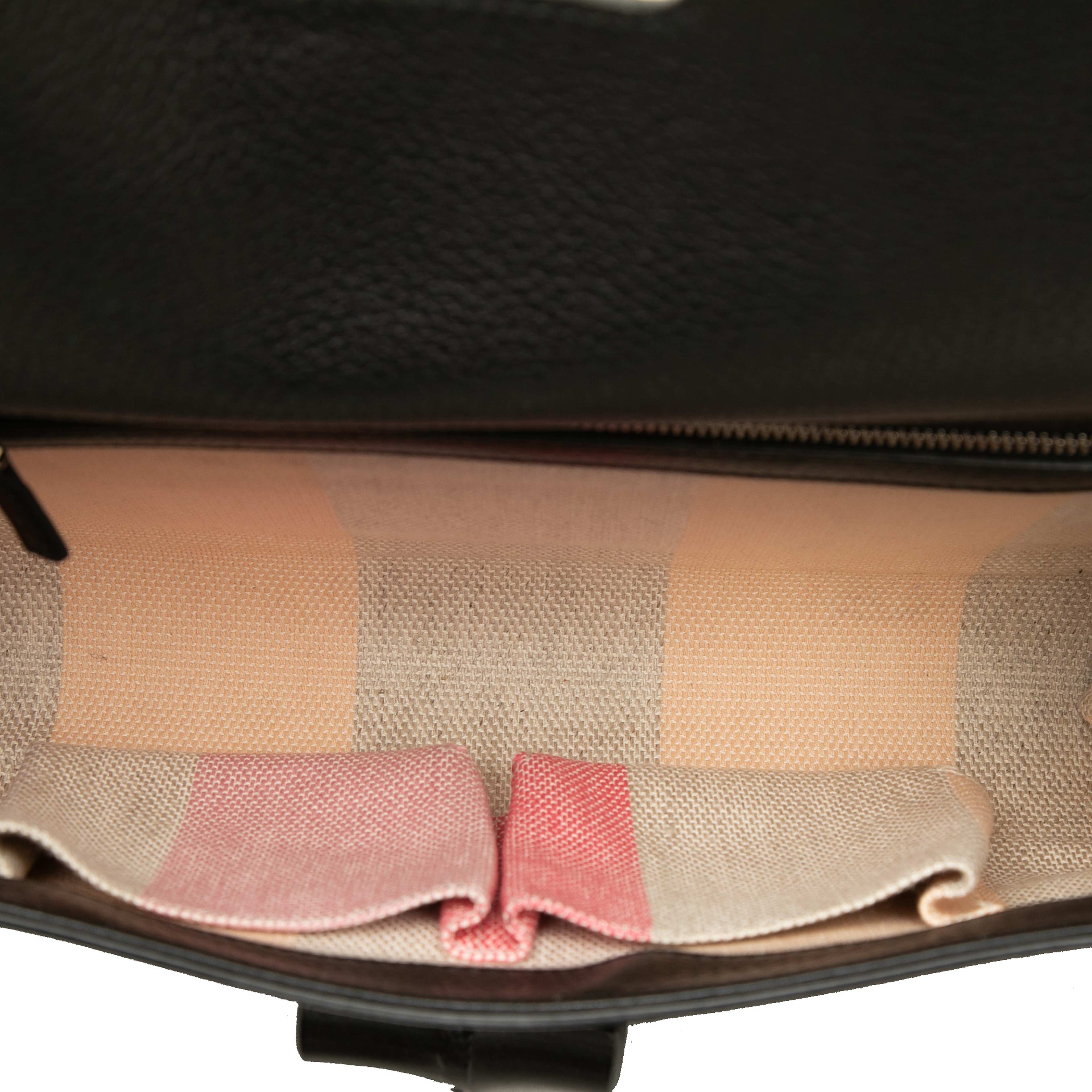 Gucci Calfskin Bamboo Daily Clutch, från Luxclusif, i färgen svart. Klicka för att öppna bilden i stort format