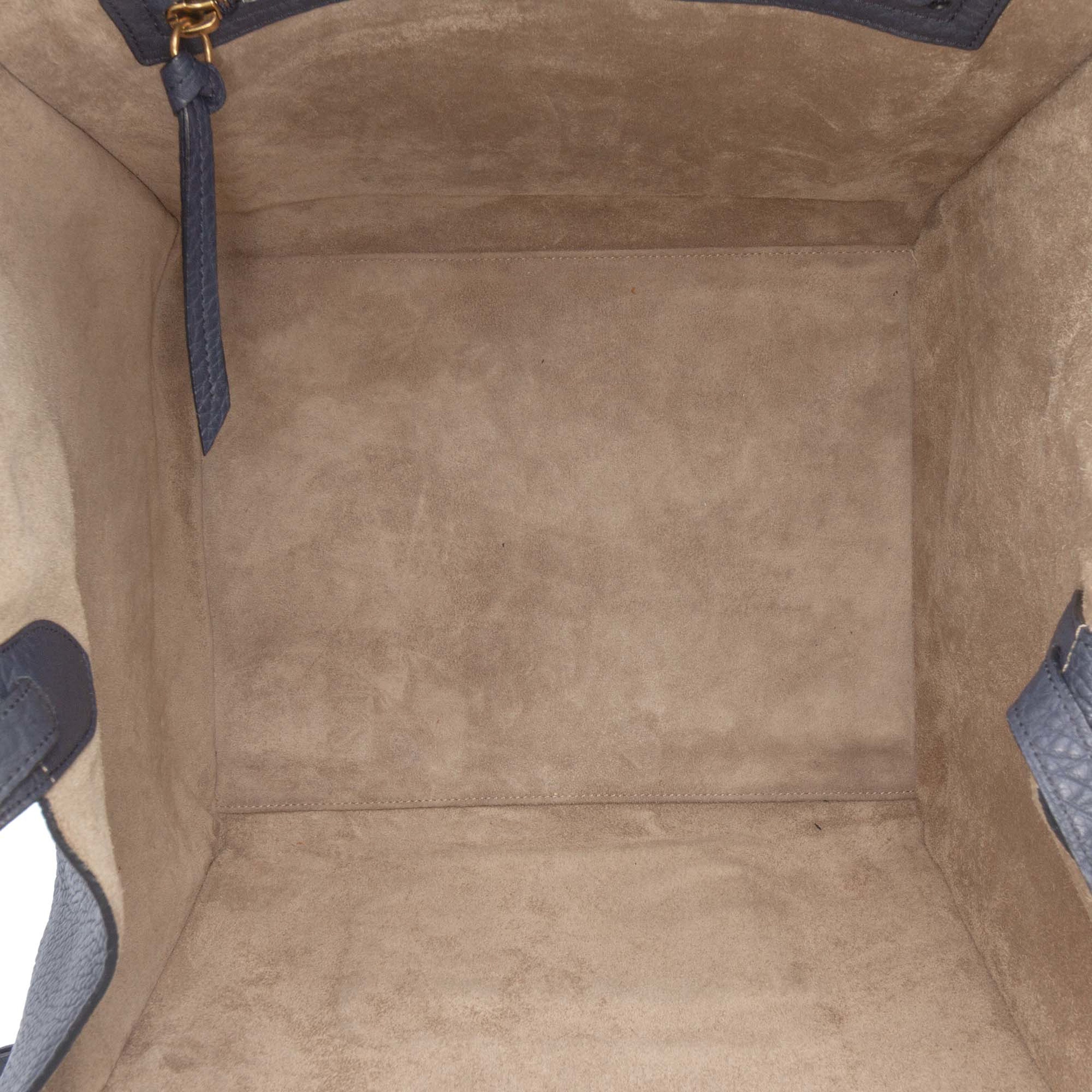 Celine Medium Grained Calfskin Phantom Luggage Tote, från Luxclusif, i färgen navy. Klicka för att öppna bilden i stort format