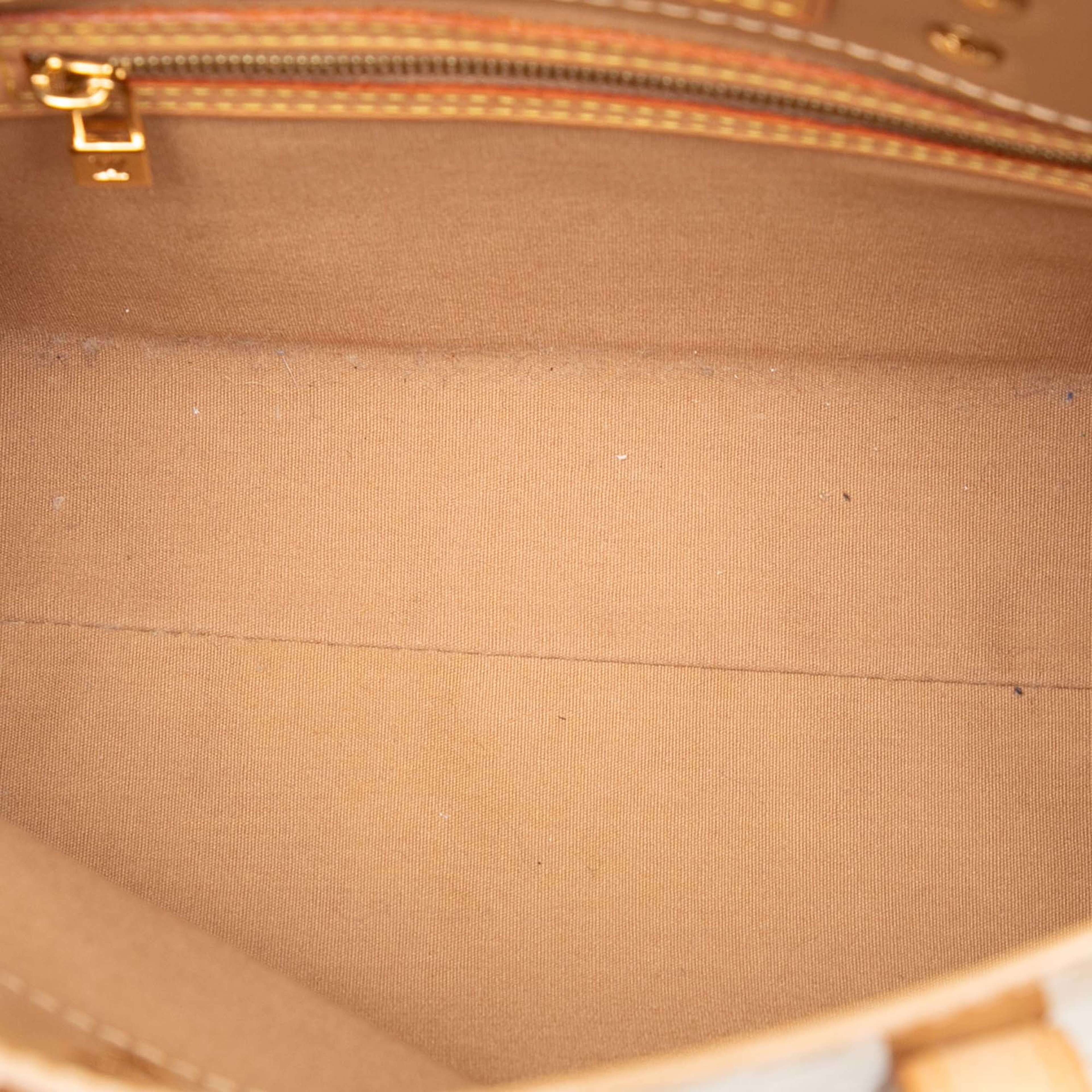 Louis Vuitton Monogram Vernis Reade Pm, från Luxclusif, i färgen beige. Klicka för att öppna bilden i stort format