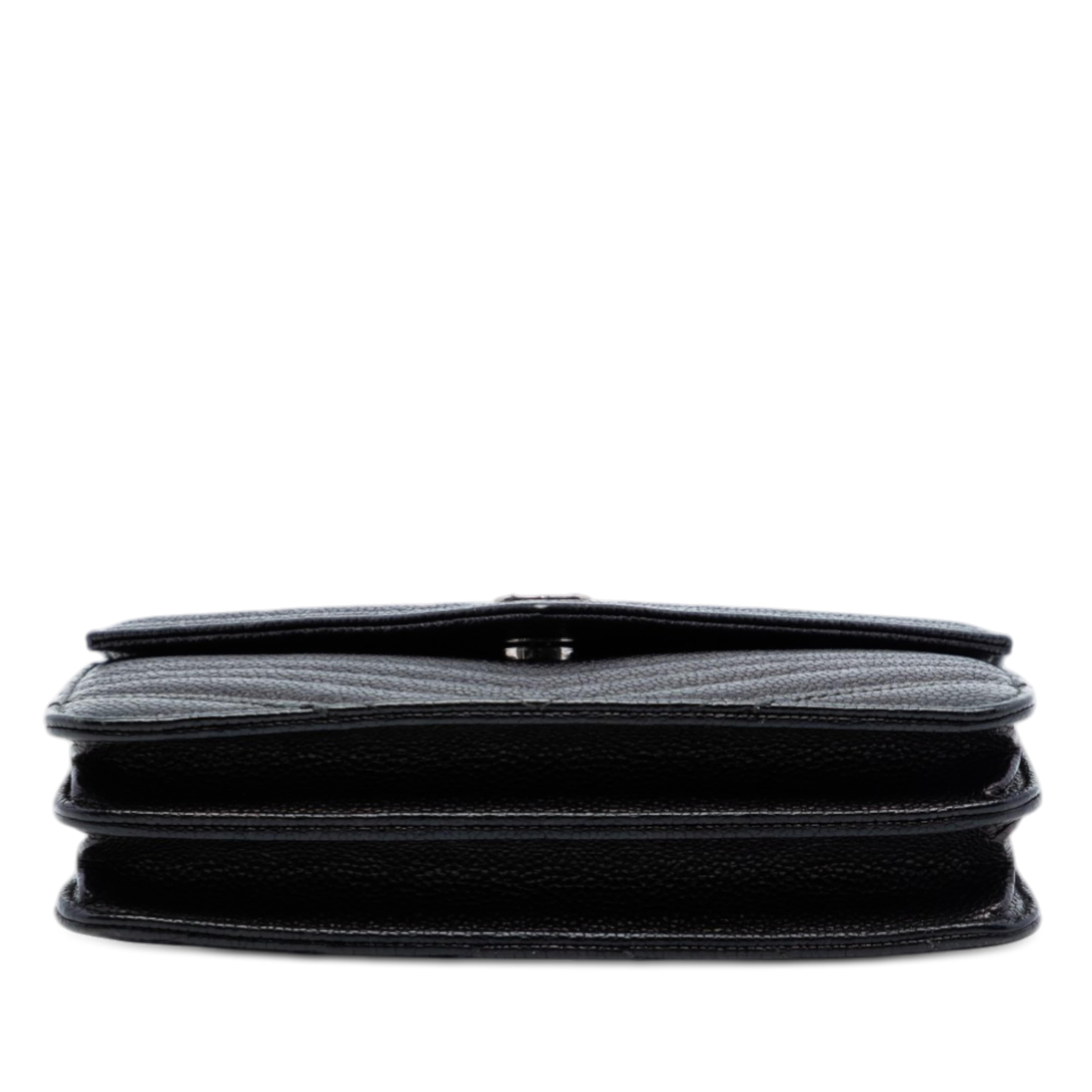 Chanel Cc Chevron Caviar Square Wallet On Chain, från Luxclusif, i färgen black. Klicka för att öppna bilden i stort format