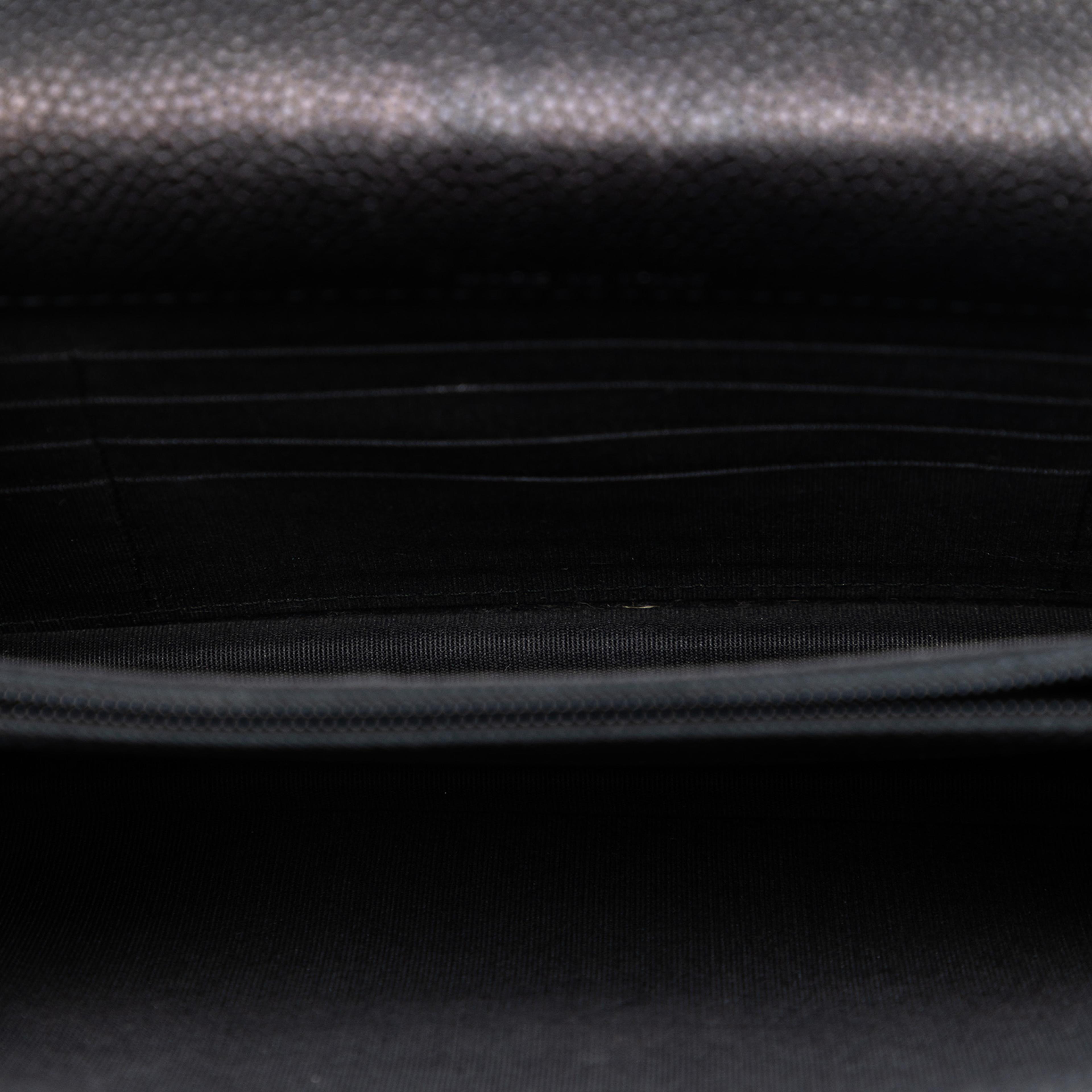 Chanel Cc Chevron Caviar Square Wallet On Chain, från Luxclusif, i färgen black. Klicka för att öppna bilden i stort format