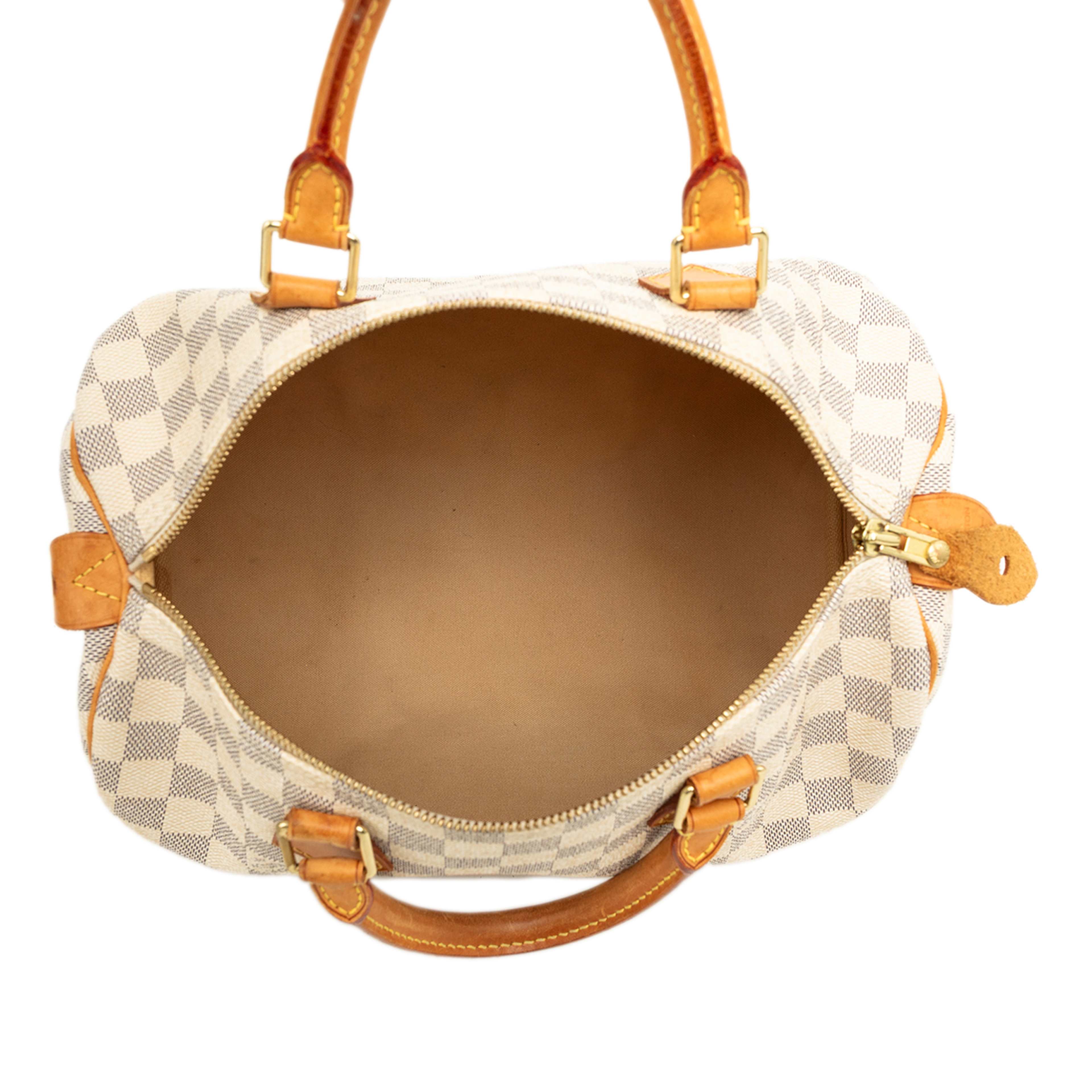 Louis Vuitton Damier Azur Speedy 30, från Luxclusif, i färgen vit. Klicka för att öppna bilden i stort format