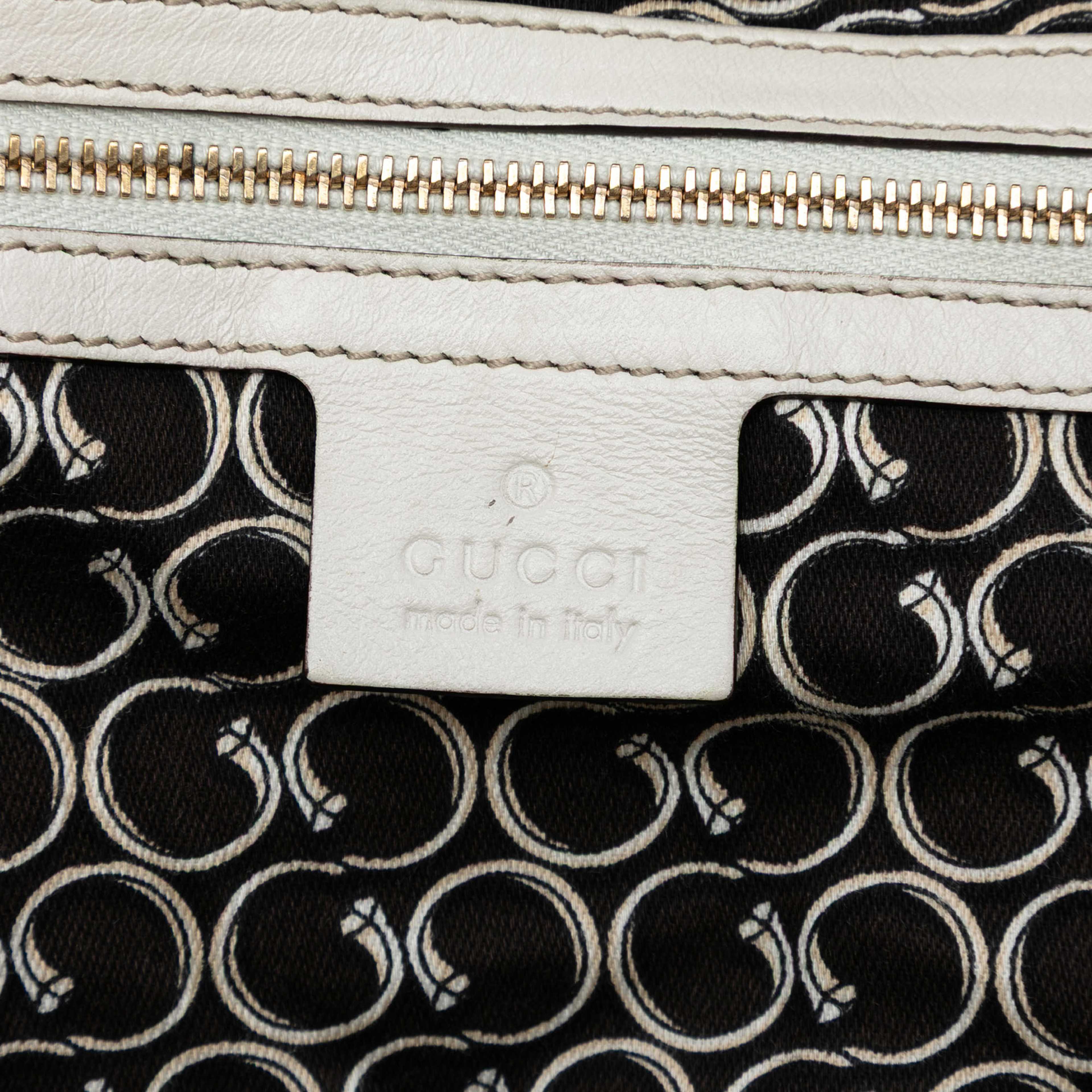 Gucci Leather Horsebit Nail Boston Bag, från Luxclusif, i färgen white. Klicka för att öppna bilden i stort format