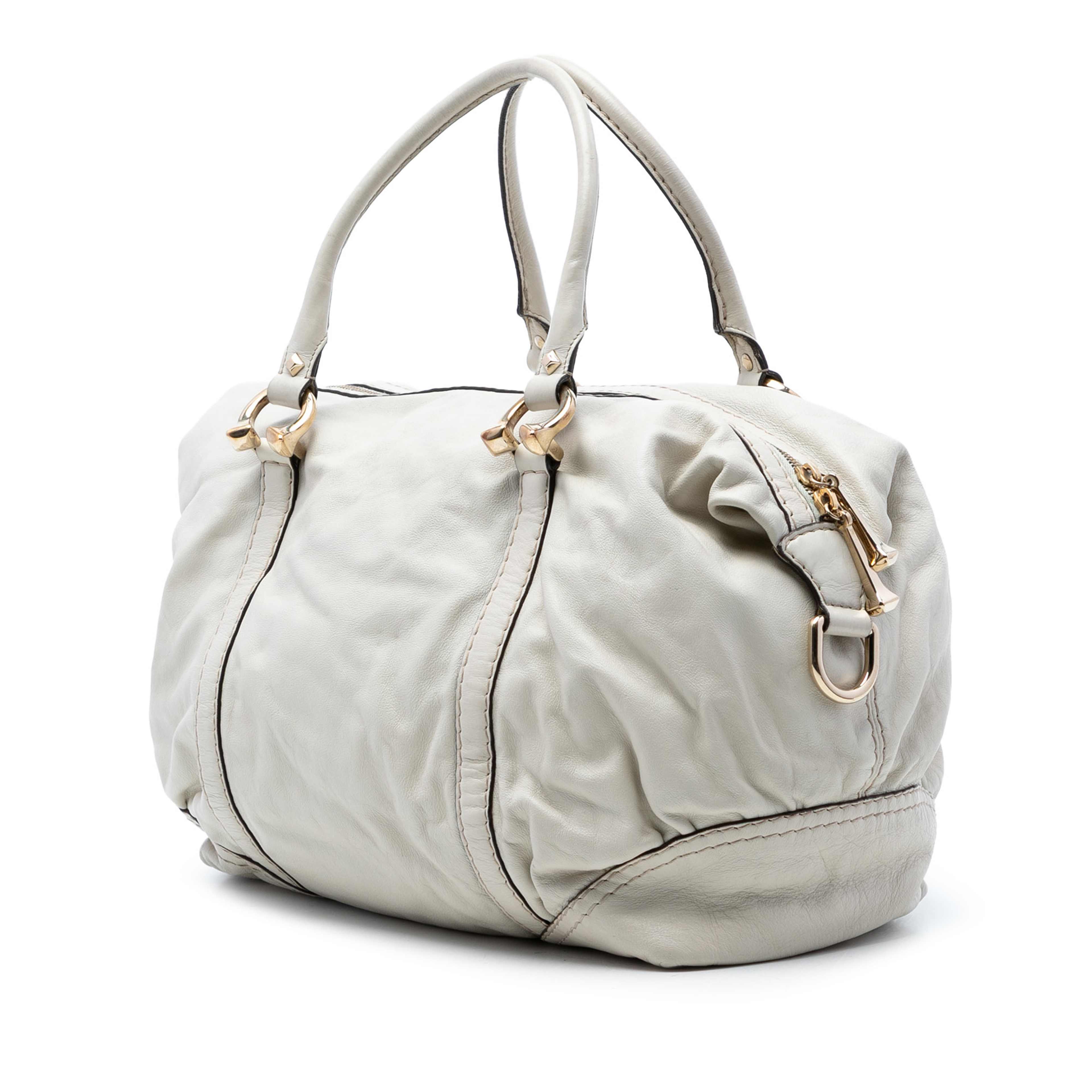 Gucci Leather Horsebit Nail Boston Bag, från Luxclusif, i färgen white. Klicka för att öppna bilden i stort format