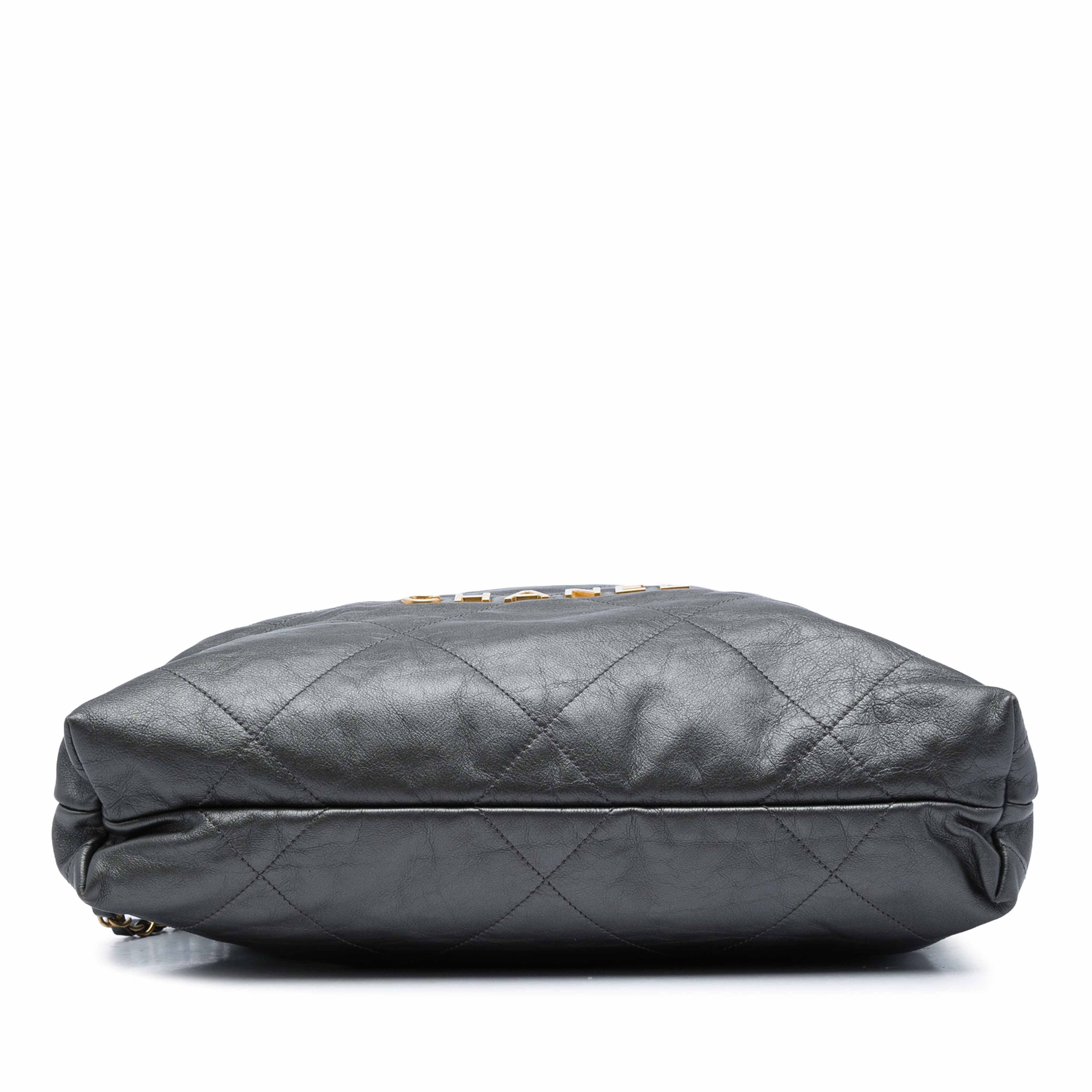Chanel Large Quilted Shiny Calfskin 22 Backpack, från Luxclusif, i färgen svart. Klicka för att öppna bilden i stort format