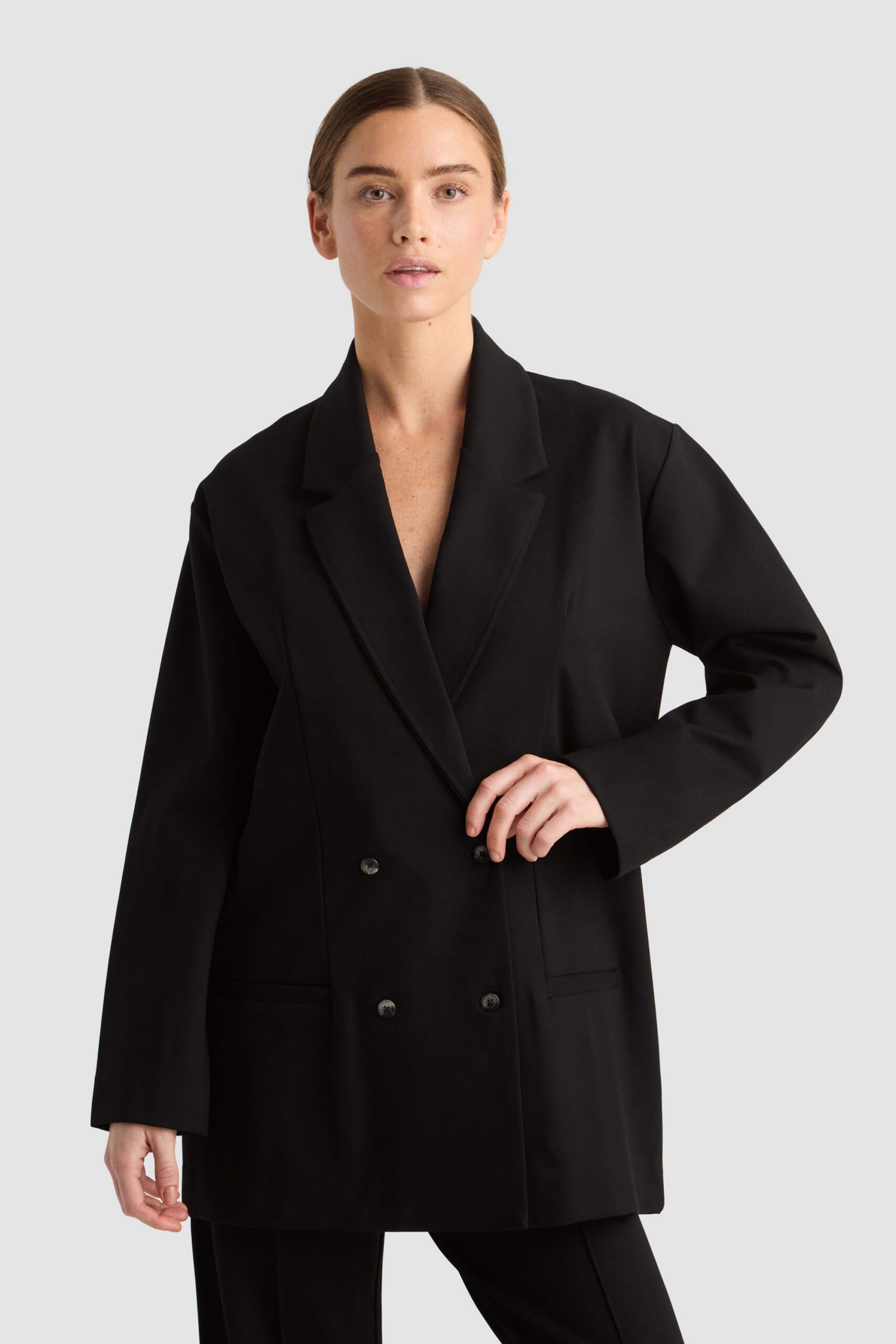 Arda Blazer - Black, från Residus, i färgen black. Klicka för att öppna bilden i stort format