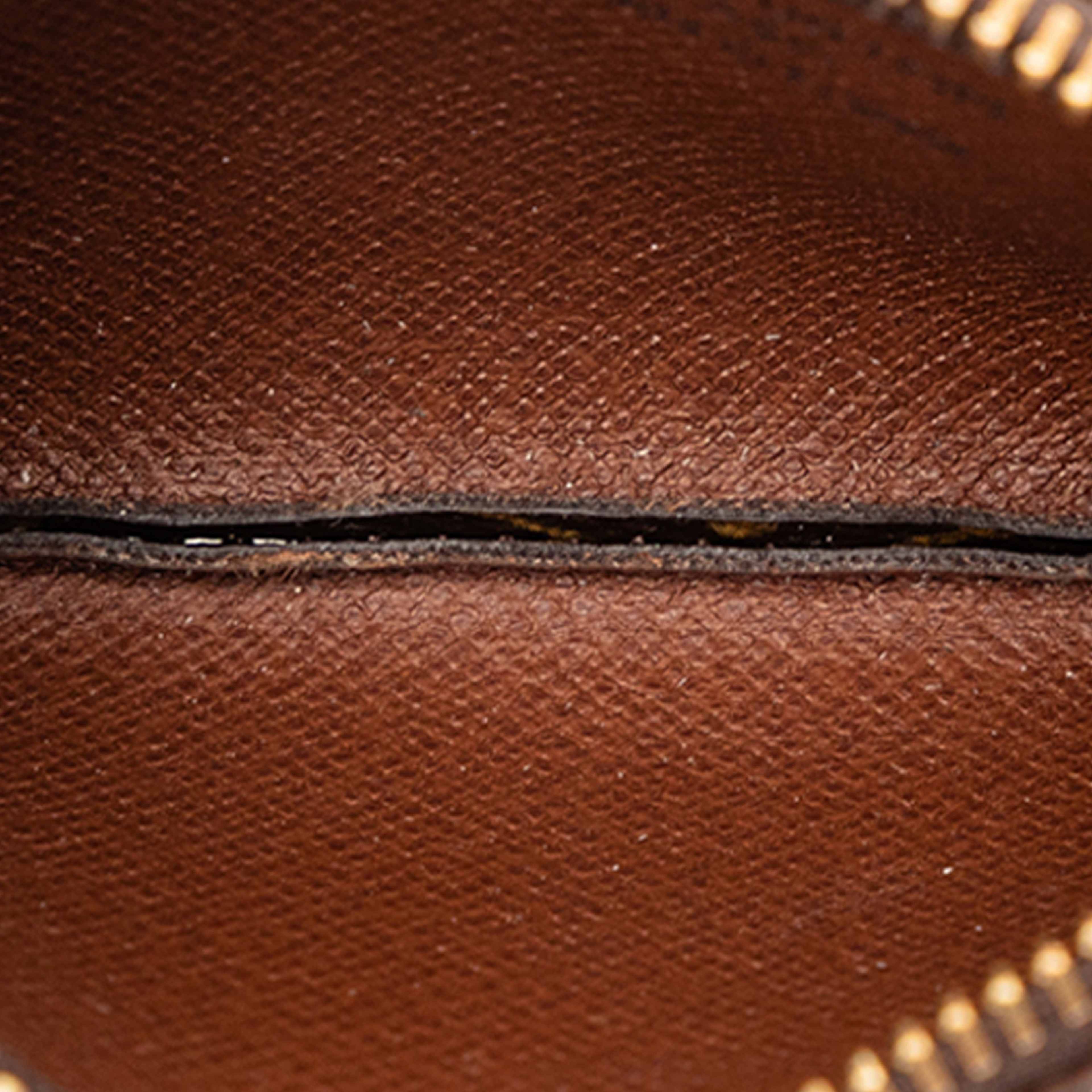 Louis Vuitton Monogram Key Pouch, från Luxclusif, i färgen brown. Klicka för att öppna bilden i stort format