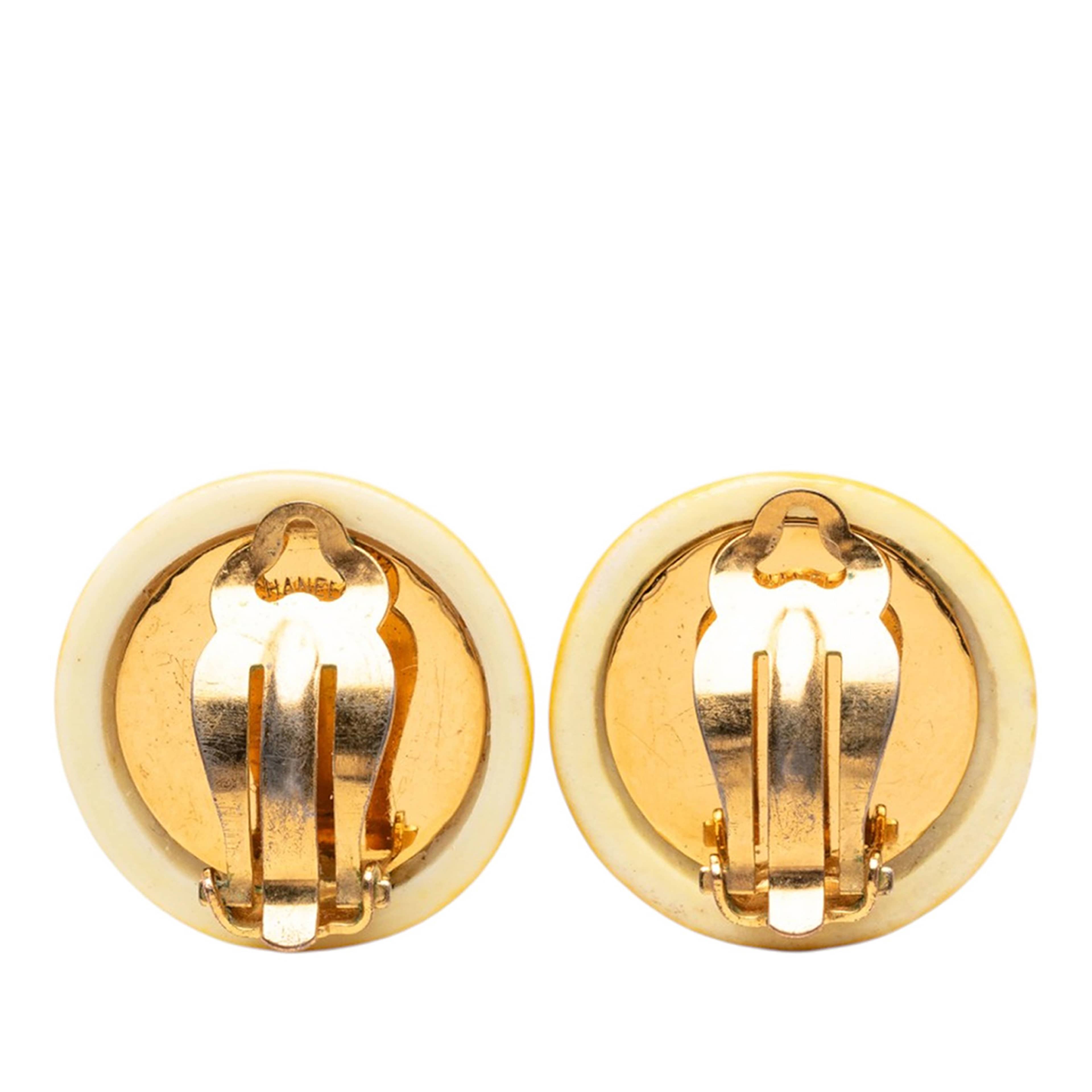 Chanel Cc Resin Round Clip On Earrings, från Luxclusif, i färgen yellow. Klicka för att öppna bilden i stort format