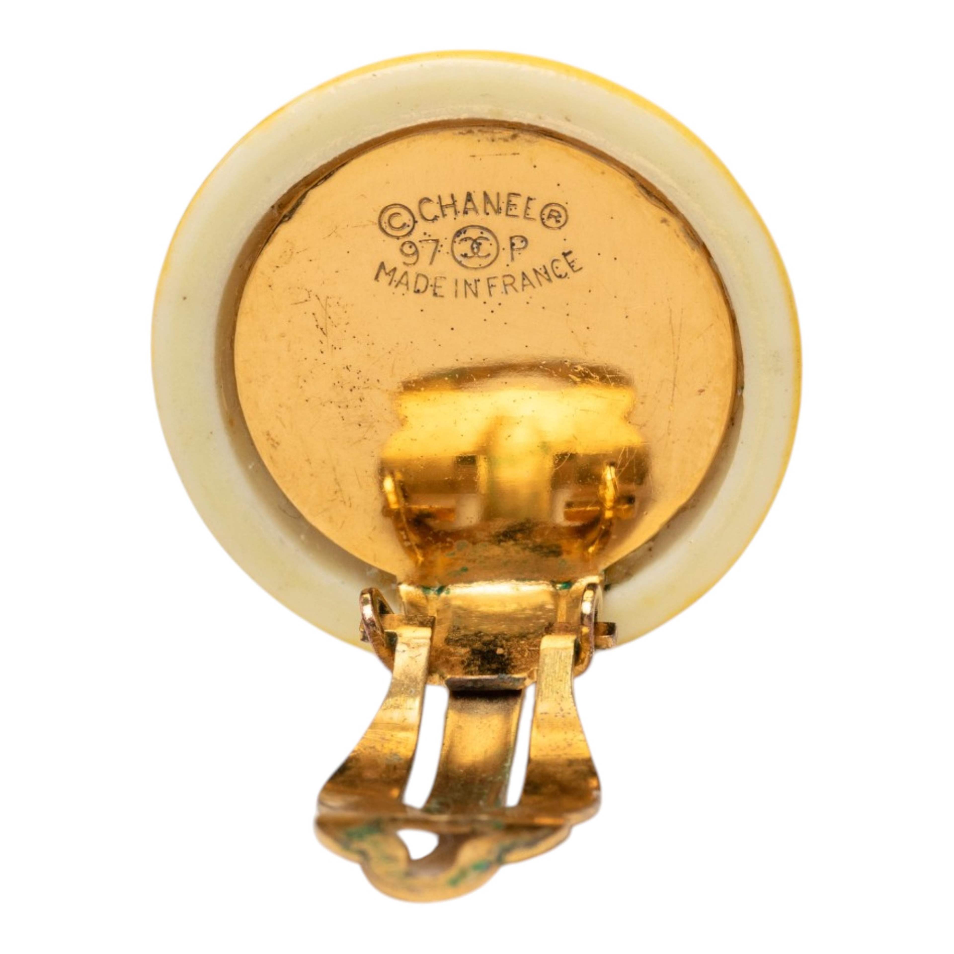 Chanel Cc Resin Round Clip On Earrings, från Luxclusif, i färgen gul. Klicka för att öppna bilden i stort format