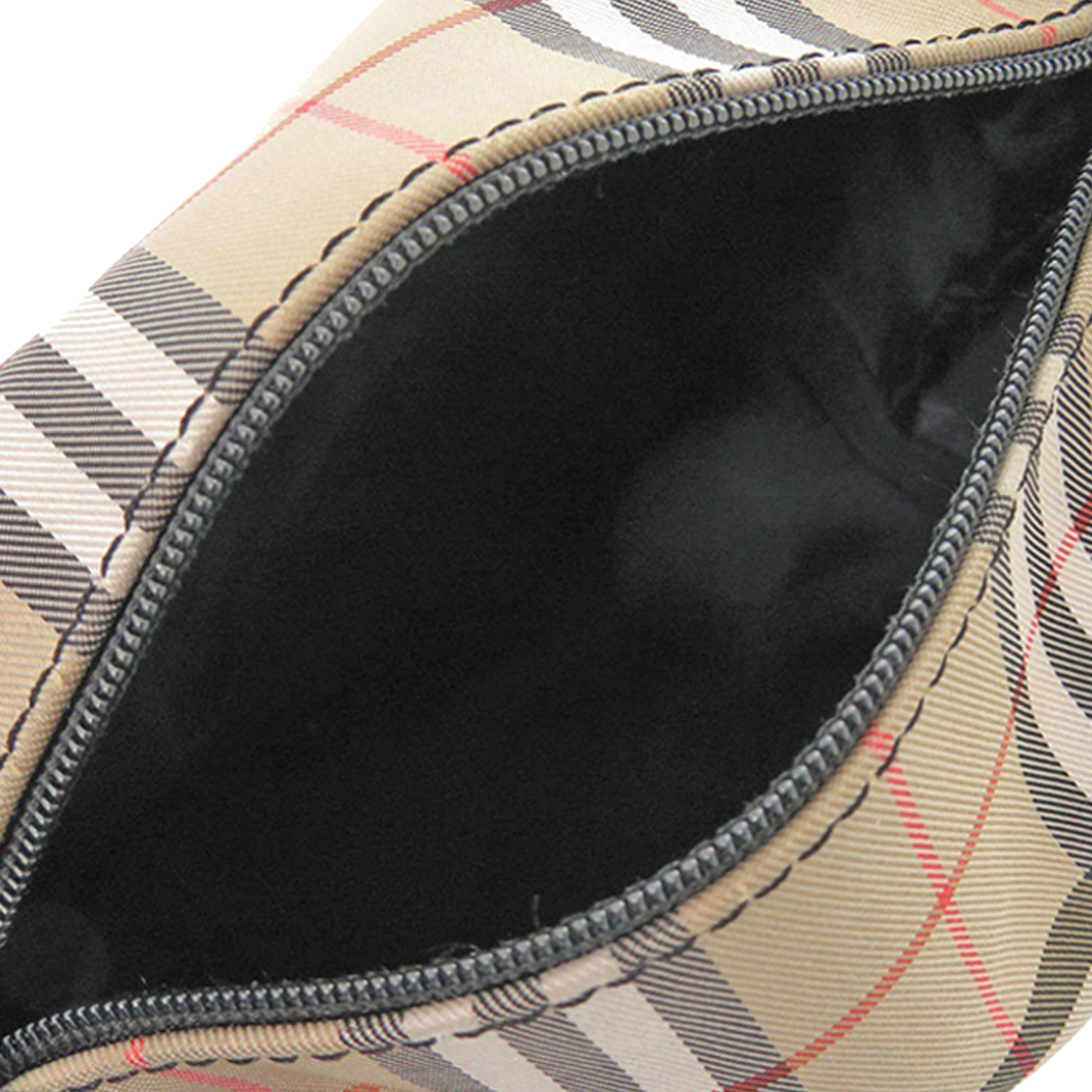 Burberry House Check Nylon Handbag, från Luxclusif, i färgen beige. Klicka för att öppna bilden i stort format