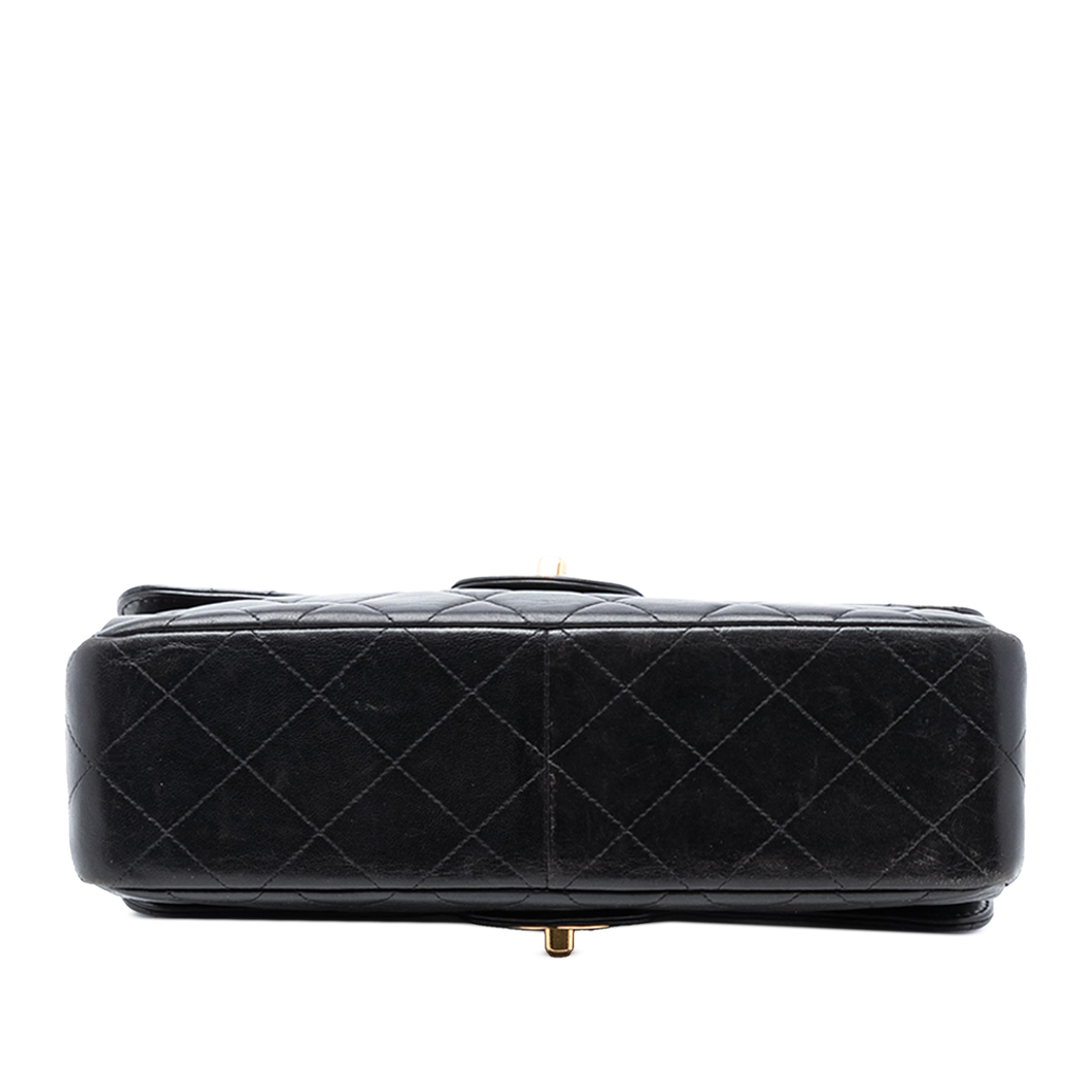 Chanel Medium Quilted Lambskin Double Sided Flap, från Luxclusif, i färgen svart. Klicka för att öppna bilden i stort format