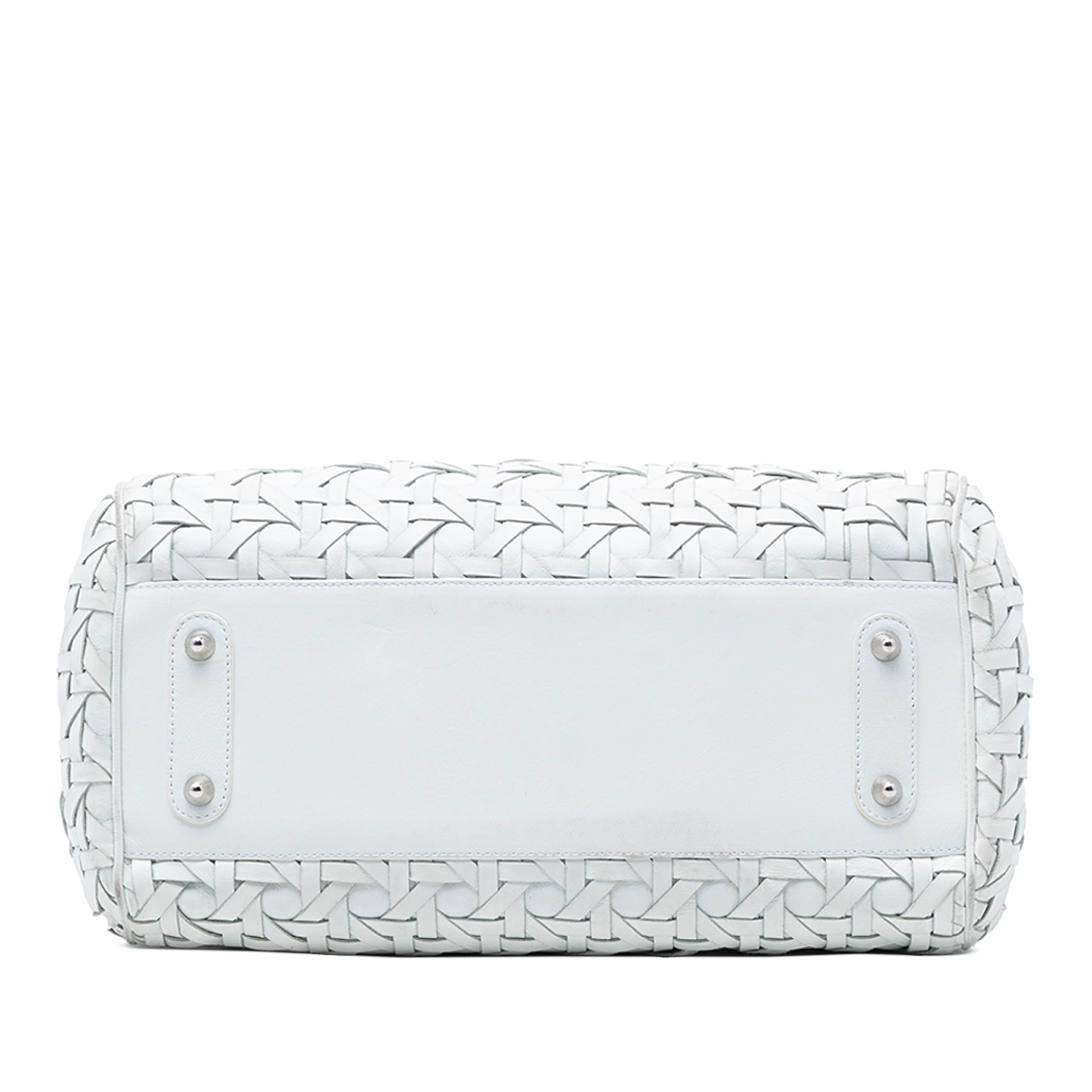 Dior Woven Lambskin Lady Dior Avenue Tote, från Luxclusif, i färgen vit. Klicka för att öppna bilden i stort format