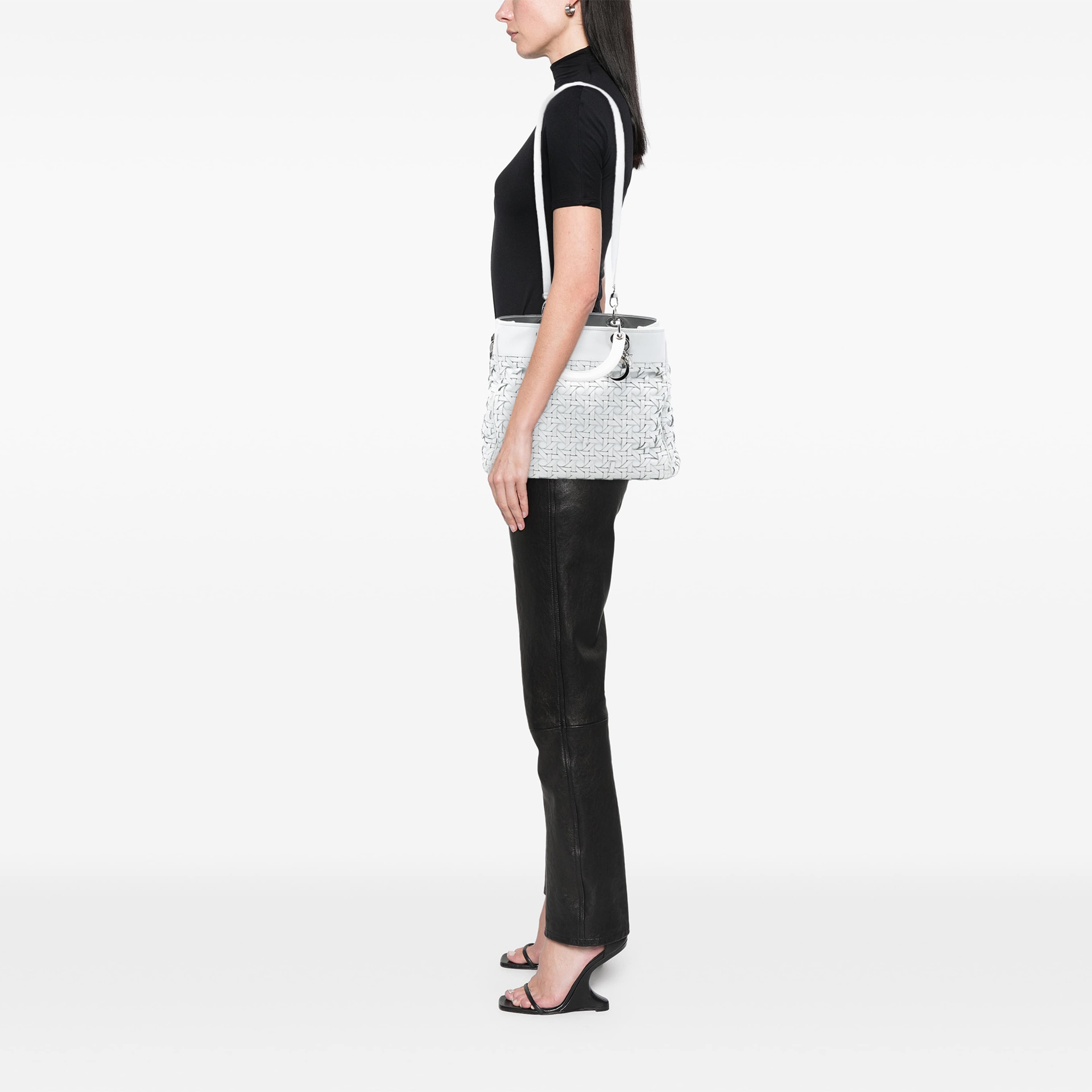 Dior Woven Lambskin Lady Dior Avenue Tote, från Luxclusif, i färgen vit. Klicka för att öppna bilden i stort format