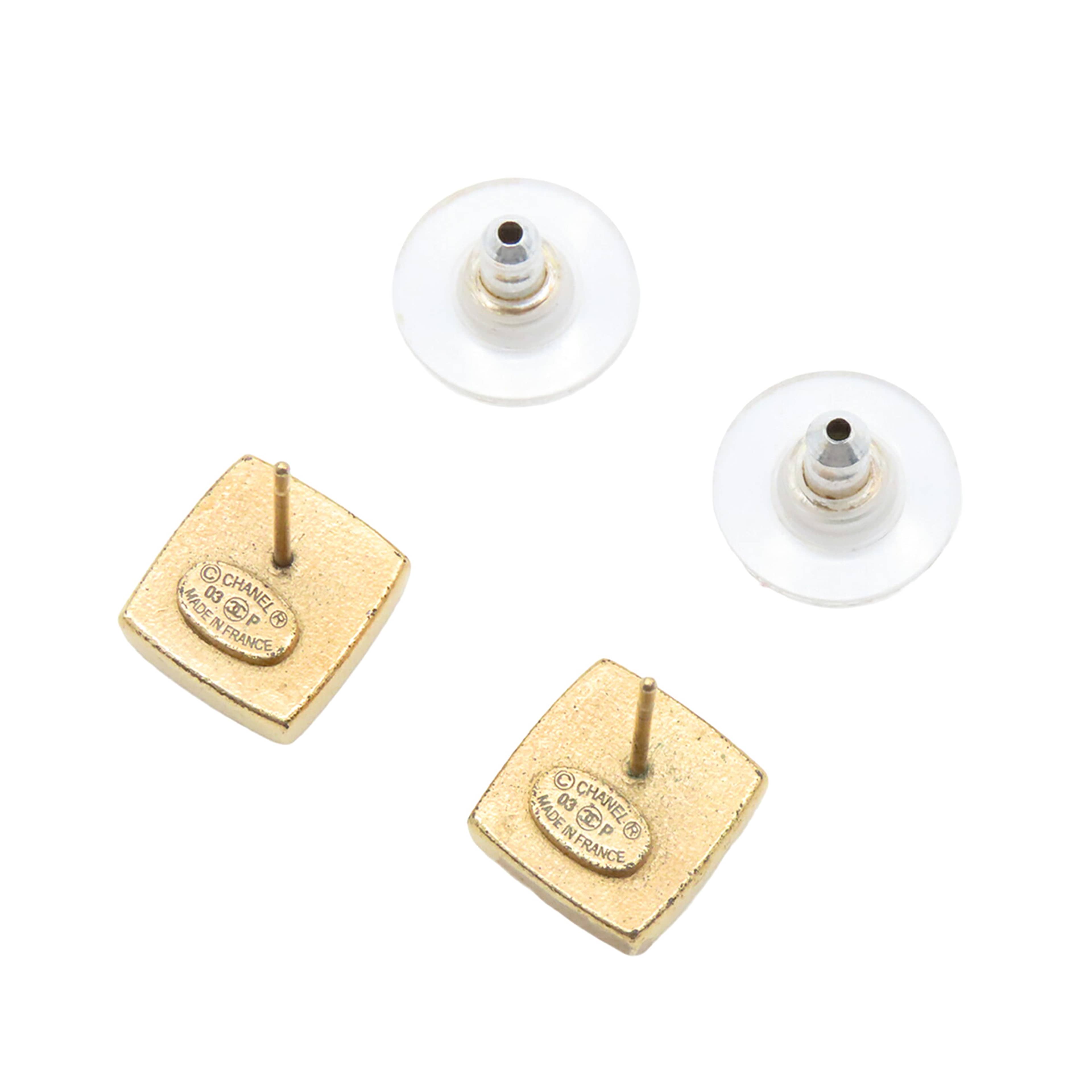 Chanel Cc Gold Plated Square Push Back Earrings, från Luxclusif, i färgen gold. Klicka för att öppna bilden i stort format