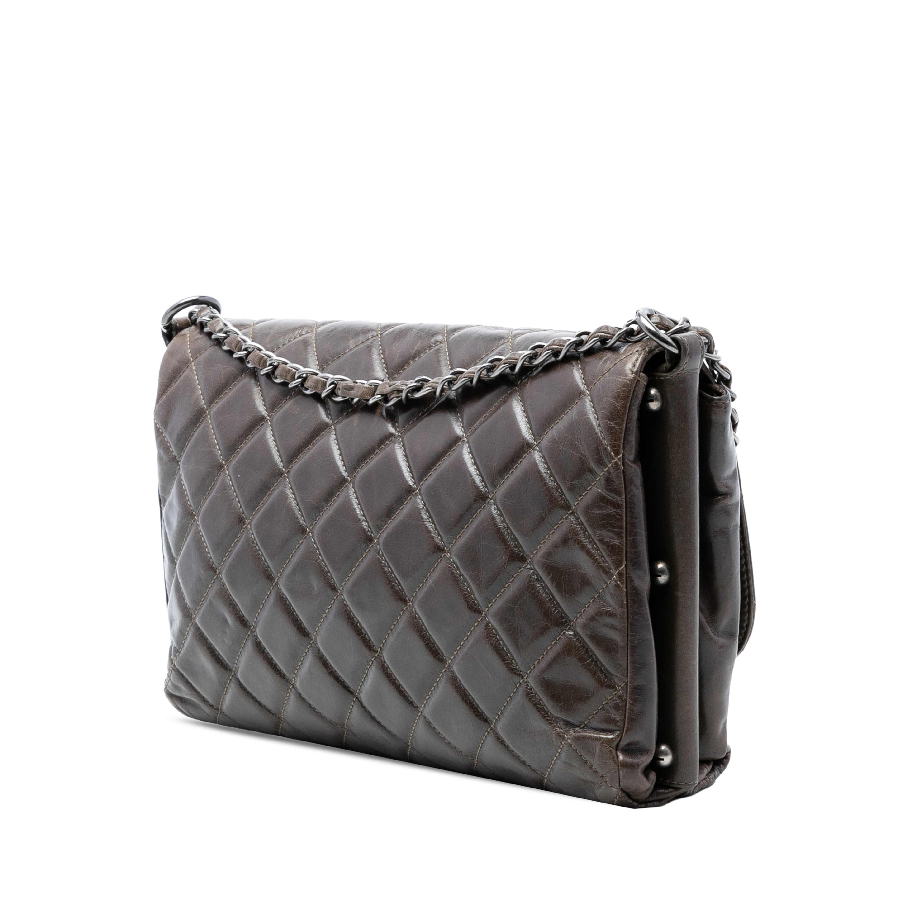 Chanel Quilted Glazed Calfskin Soft Boy Flap, från Luxclusif, i färgen dark brown. Klicka för att öppna bilden i stort format