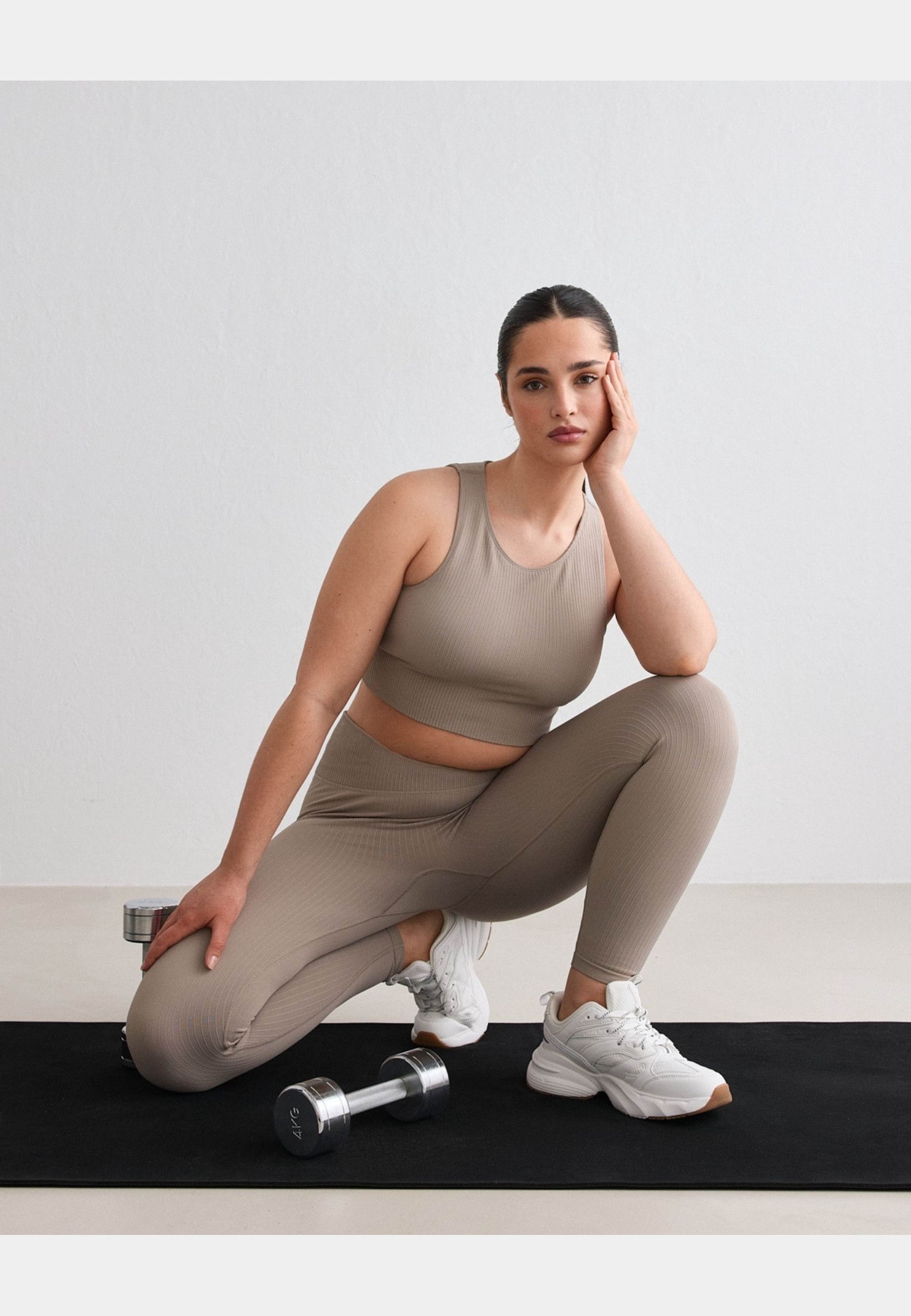 Ribbed Seamless Crop Top, från aim'n, i färgen dark clay. Klicka för att öppna bilden i stort format