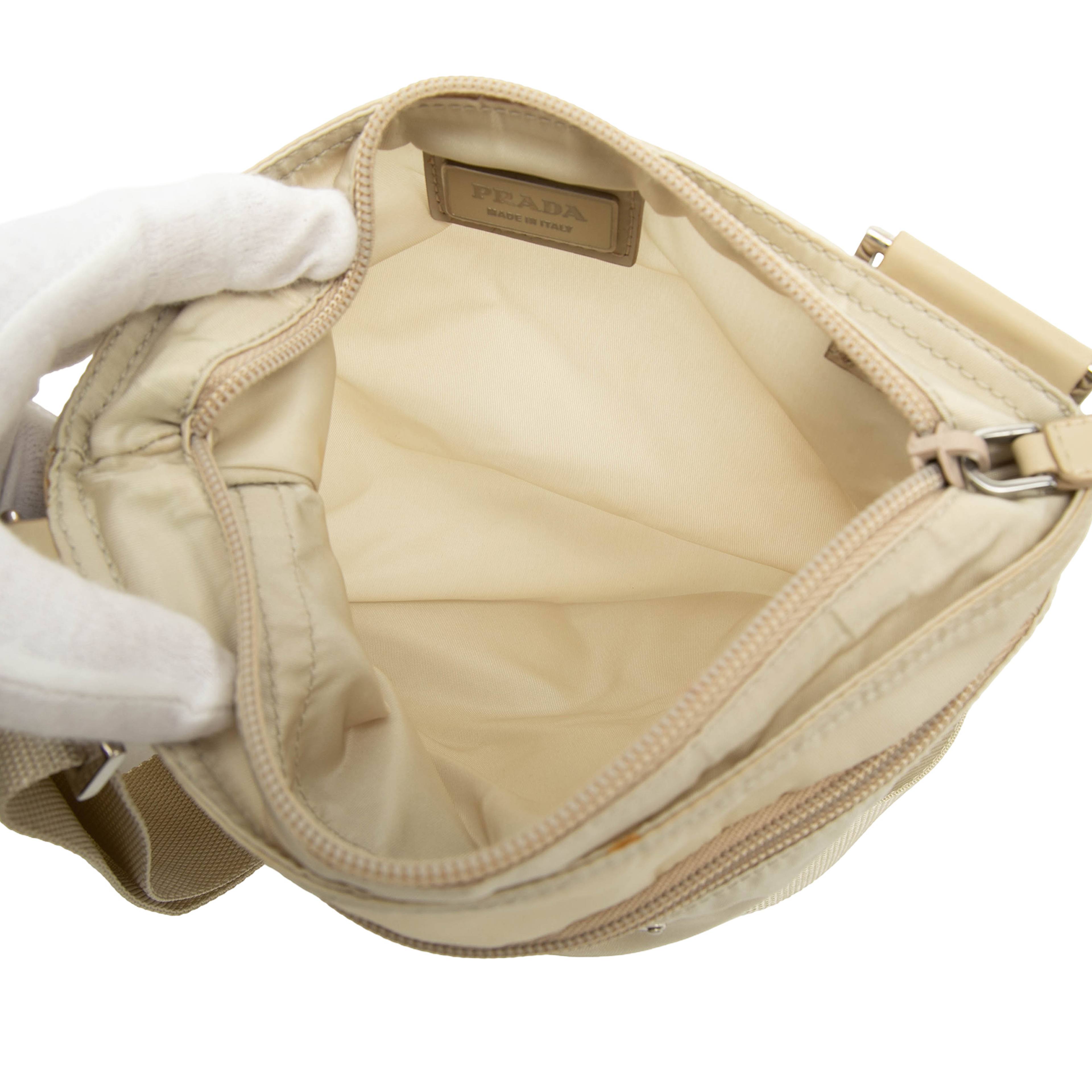 Prada Tessuto Zip Top Crossbody, från Luxclusif, i färgen beige. Klicka för att öppna bilden i stort format