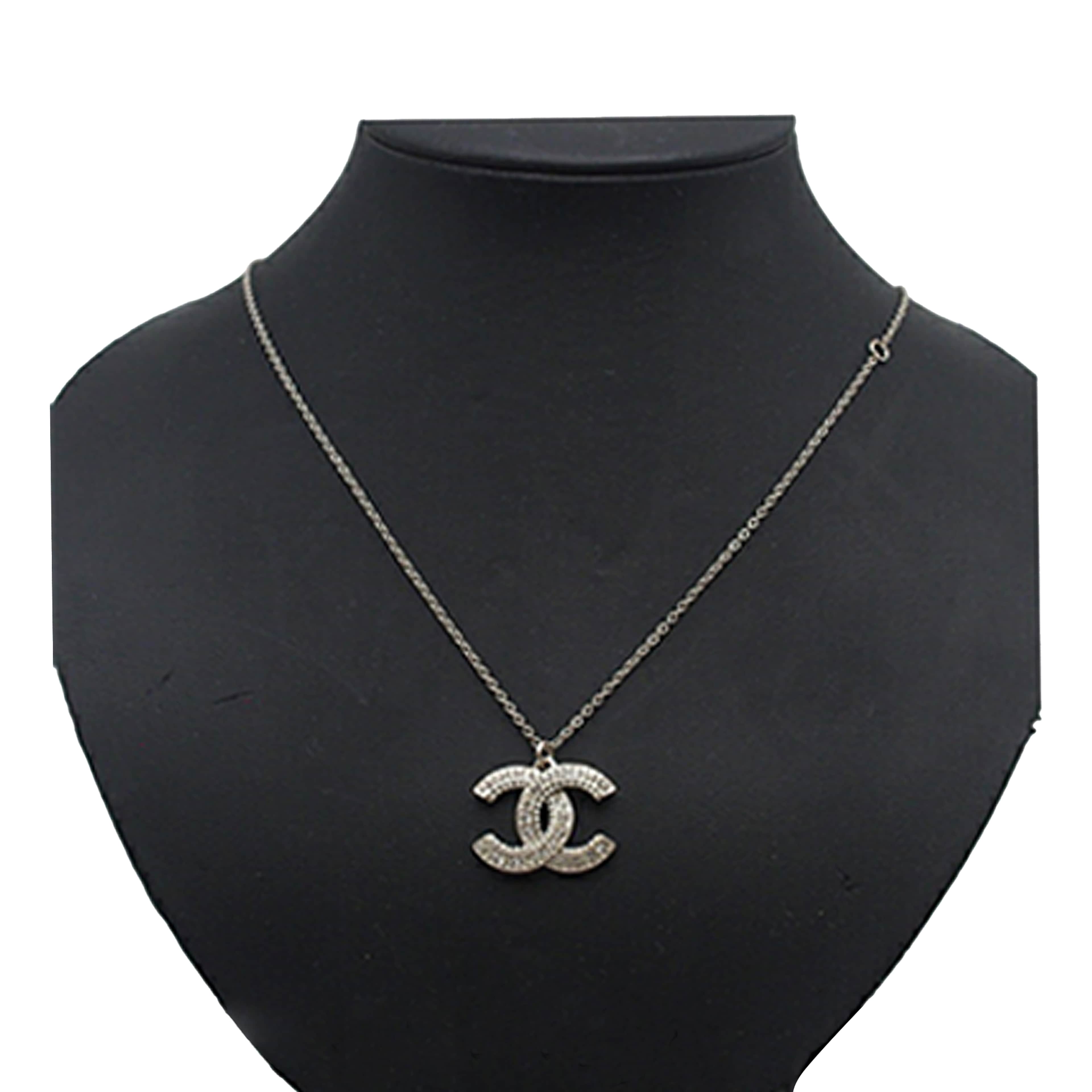 Chanel Cc Brass Strass And Faux Pearl Pendant Necklace, från Luxclusif, i färgen silver. Klicka för att öppna bilden i stort format