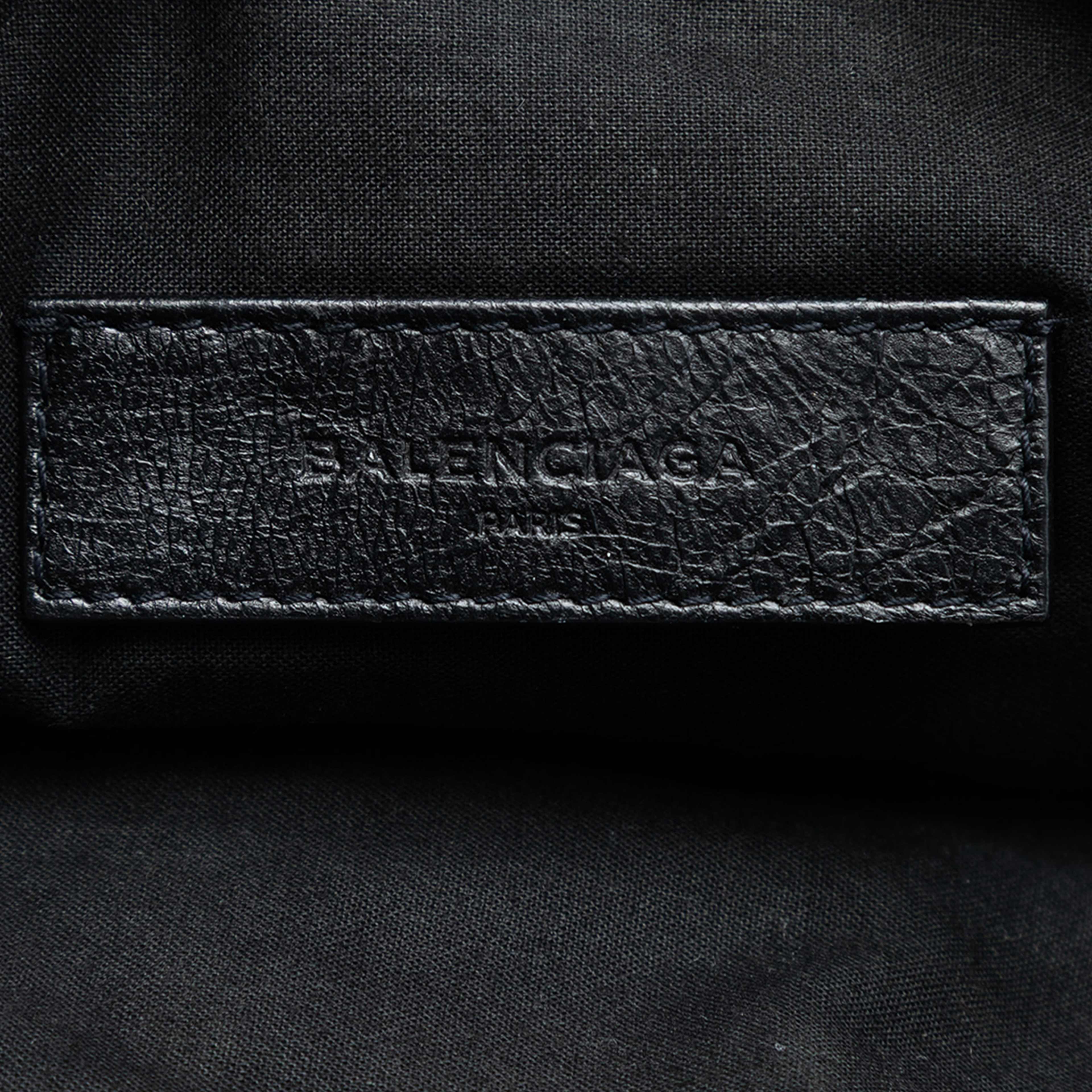 Balenciaga Lambskin Motocross Classic Clip Clutch M, från Luxclusif, i färgen svart. Klicka för att öppna bilden i stort format