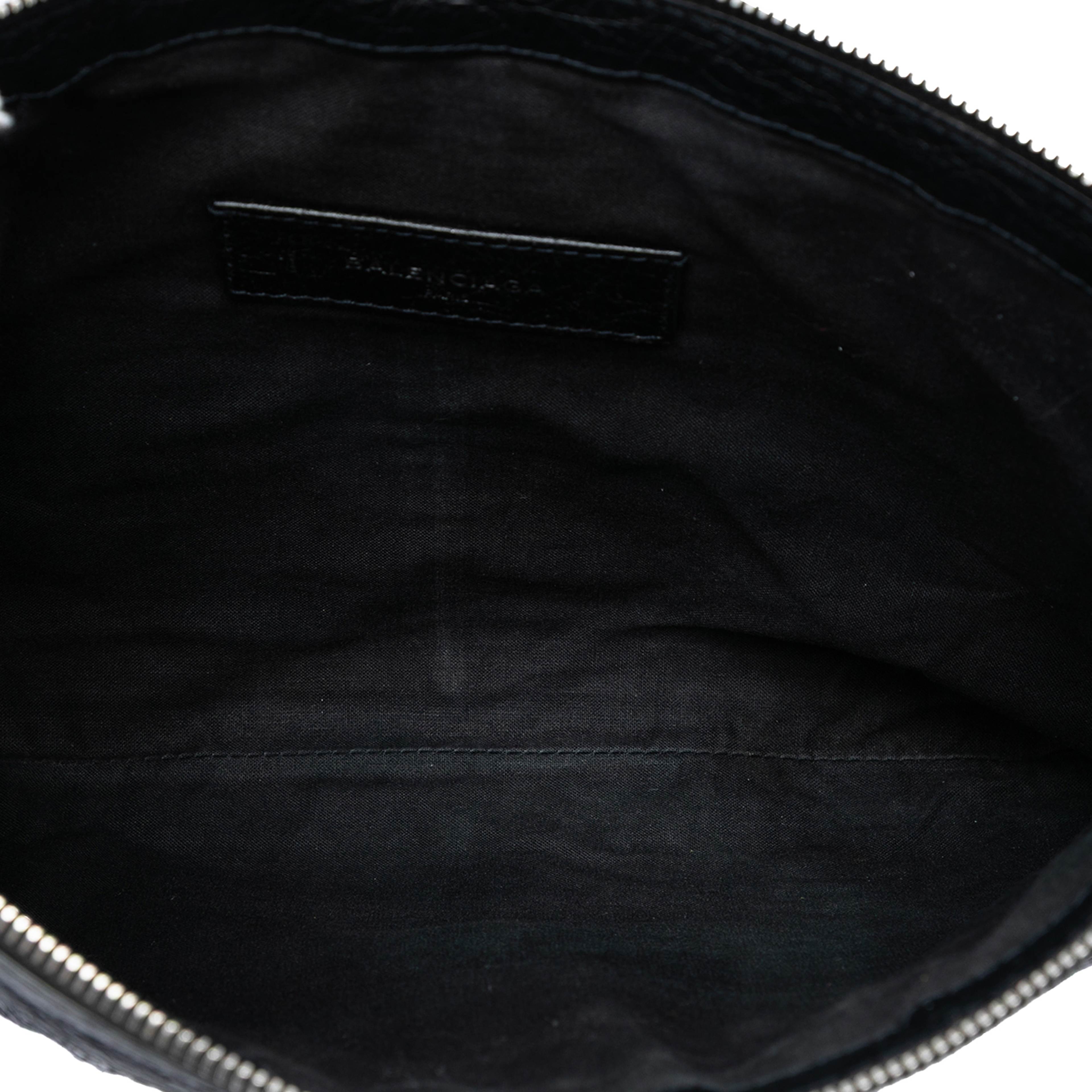 Balenciaga Lambskin Motocross Classic Clip Clutch M, från Luxclusif, i färgen svart. Klicka för att öppna bilden i stort format