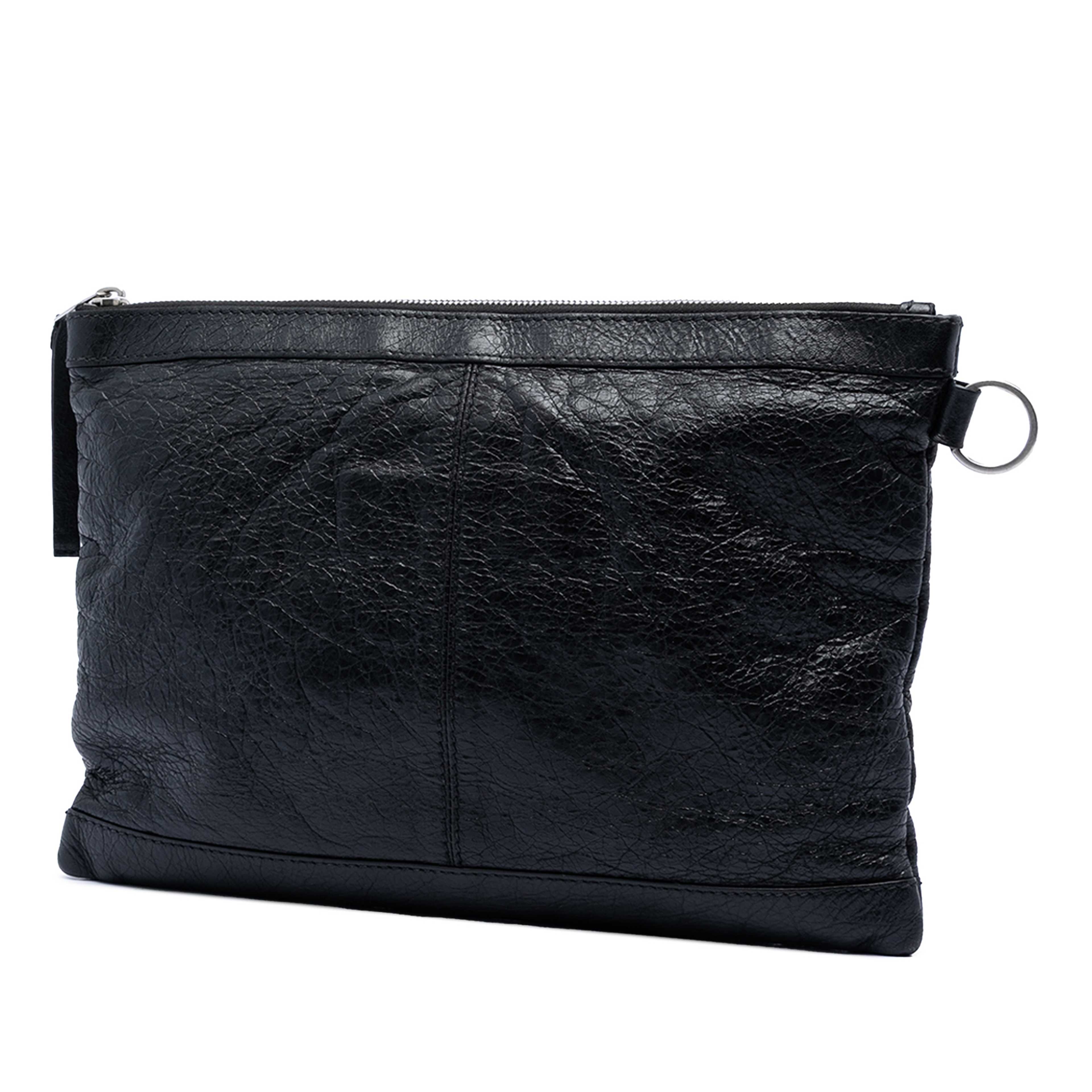 Balenciaga Lambskin Motocross Classic Clip Clutch M, från Luxclusif, i färgen svart. Klicka för att öppna bilden i stort format