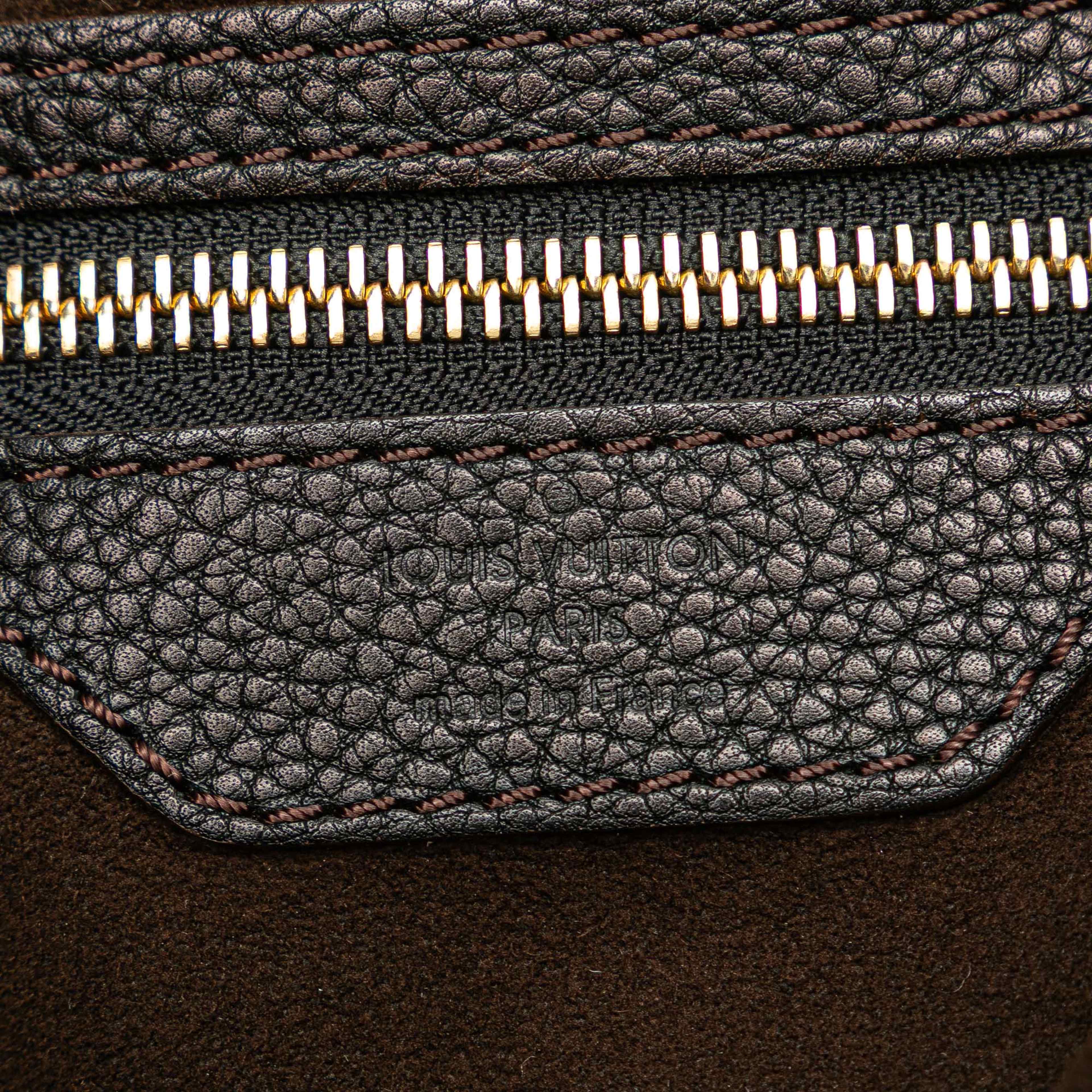 Louis Vuitton Monogram Mahina L, från Luxclusif, i färgen black.