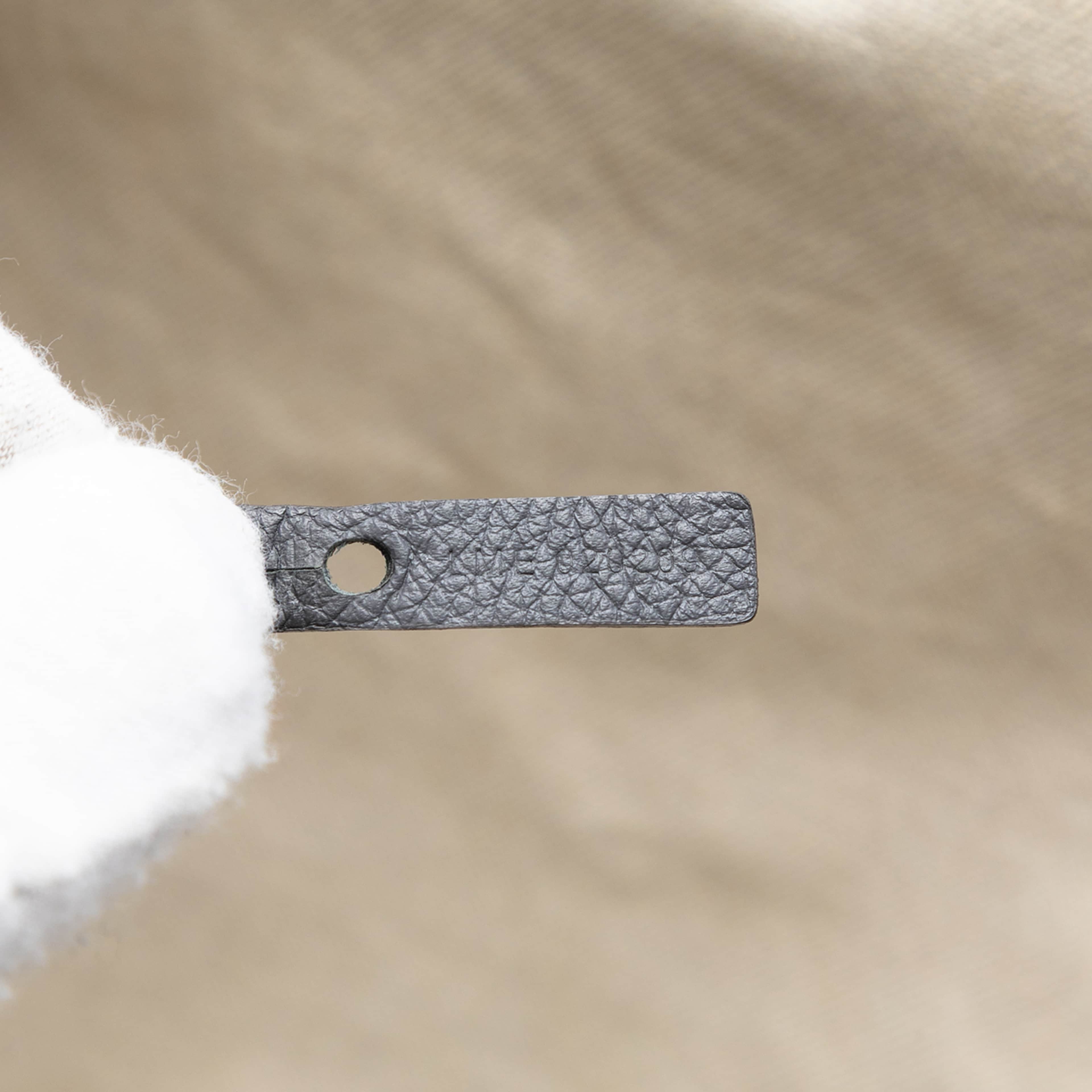 Goyard Goyardine Saint Louis Pm, från Luxclusif, i färgen gray. Klicka för att öppna bilden i stort format