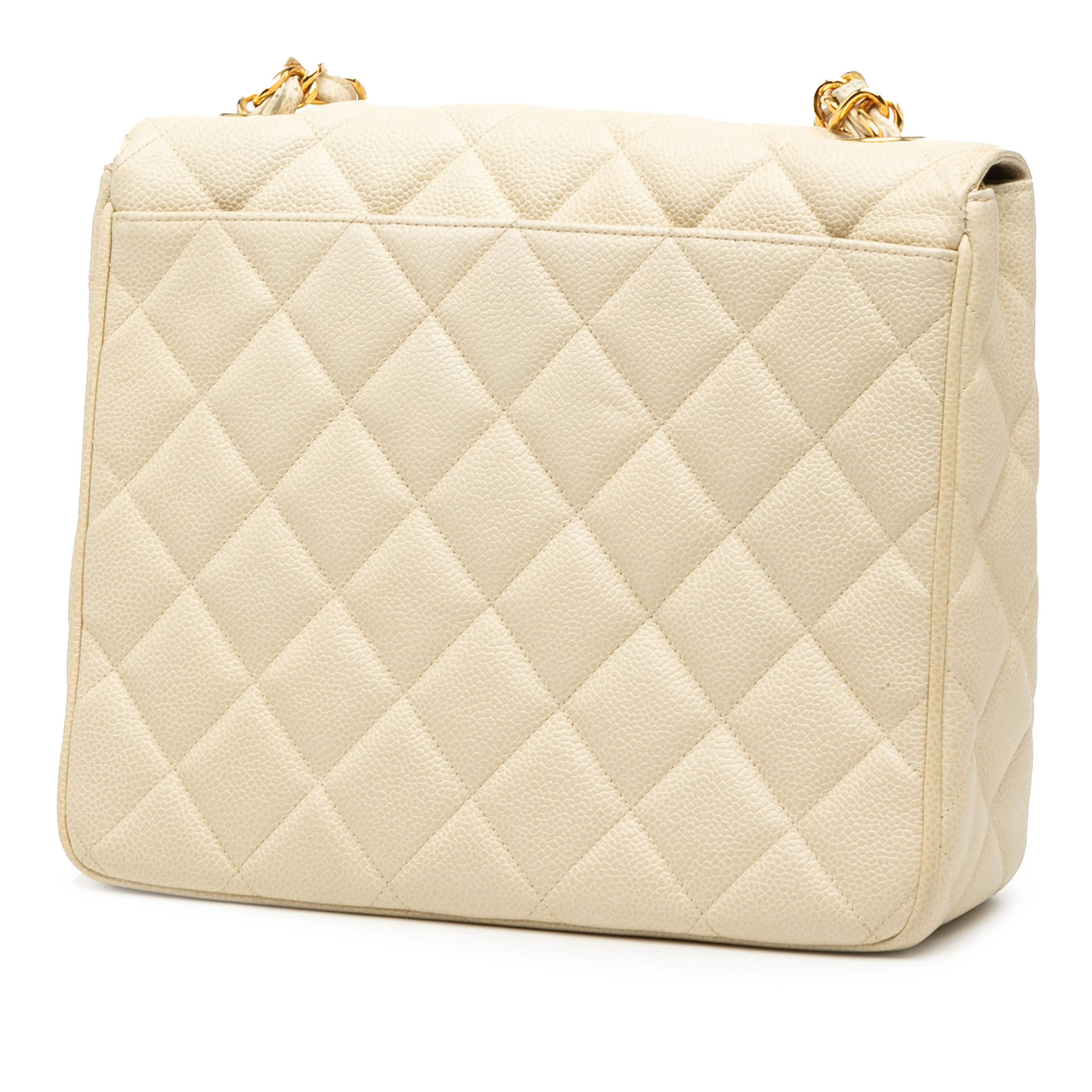 Chanel Xl Cc Quilted Caviar Square Single Flap, från Luxclusif, i färgen light beige. Klicka för att öppna bilden i stort format