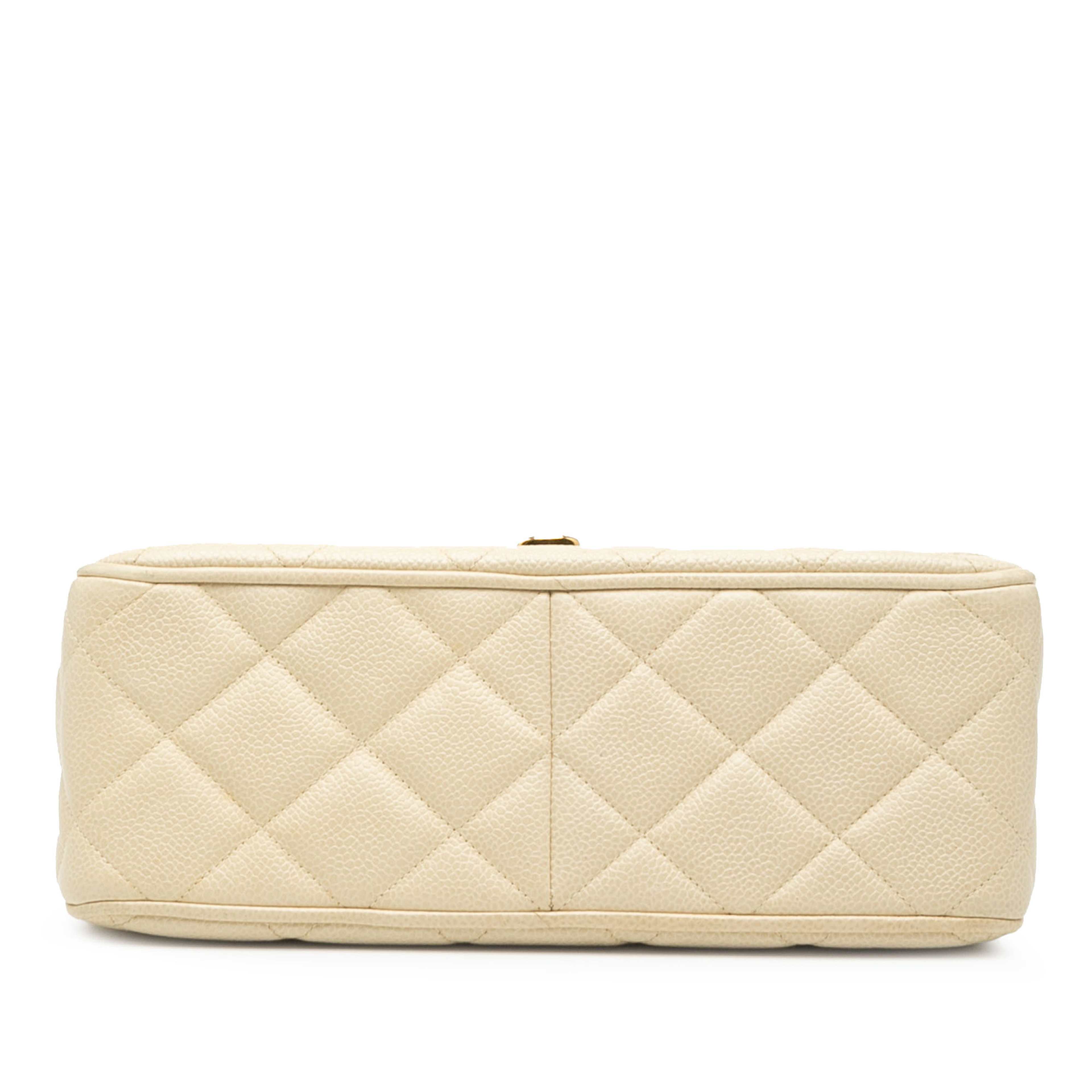 Chanel Xl Cc Quilted Caviar Square Single Flap, från Luxclusif, i färgen light beige. Klicka för att öppna bilden i stort format
