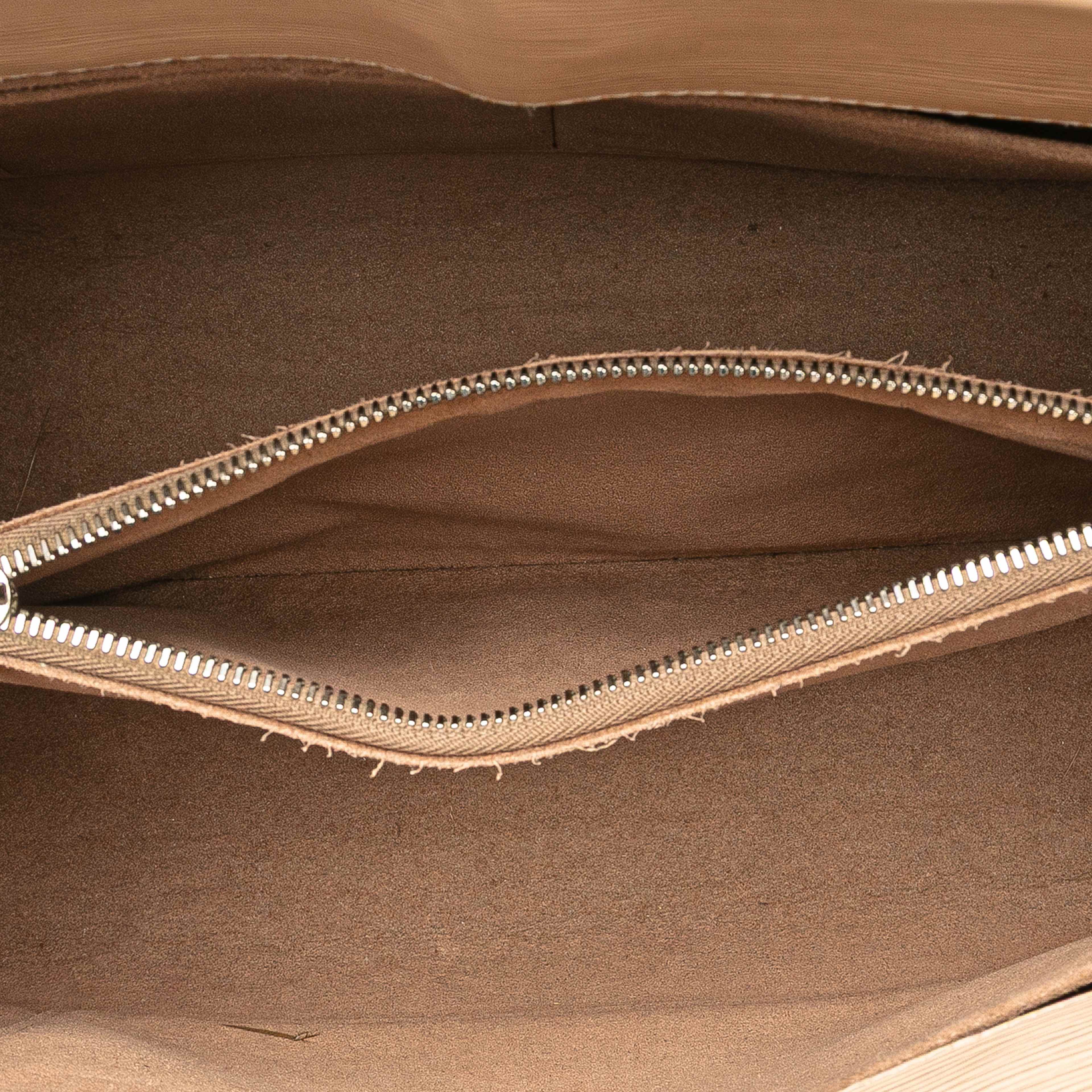 Louis Vuitton Epi Marly Mm, från Luxclusif, i färgen beige. Klicka för att öppna bilden i stort format