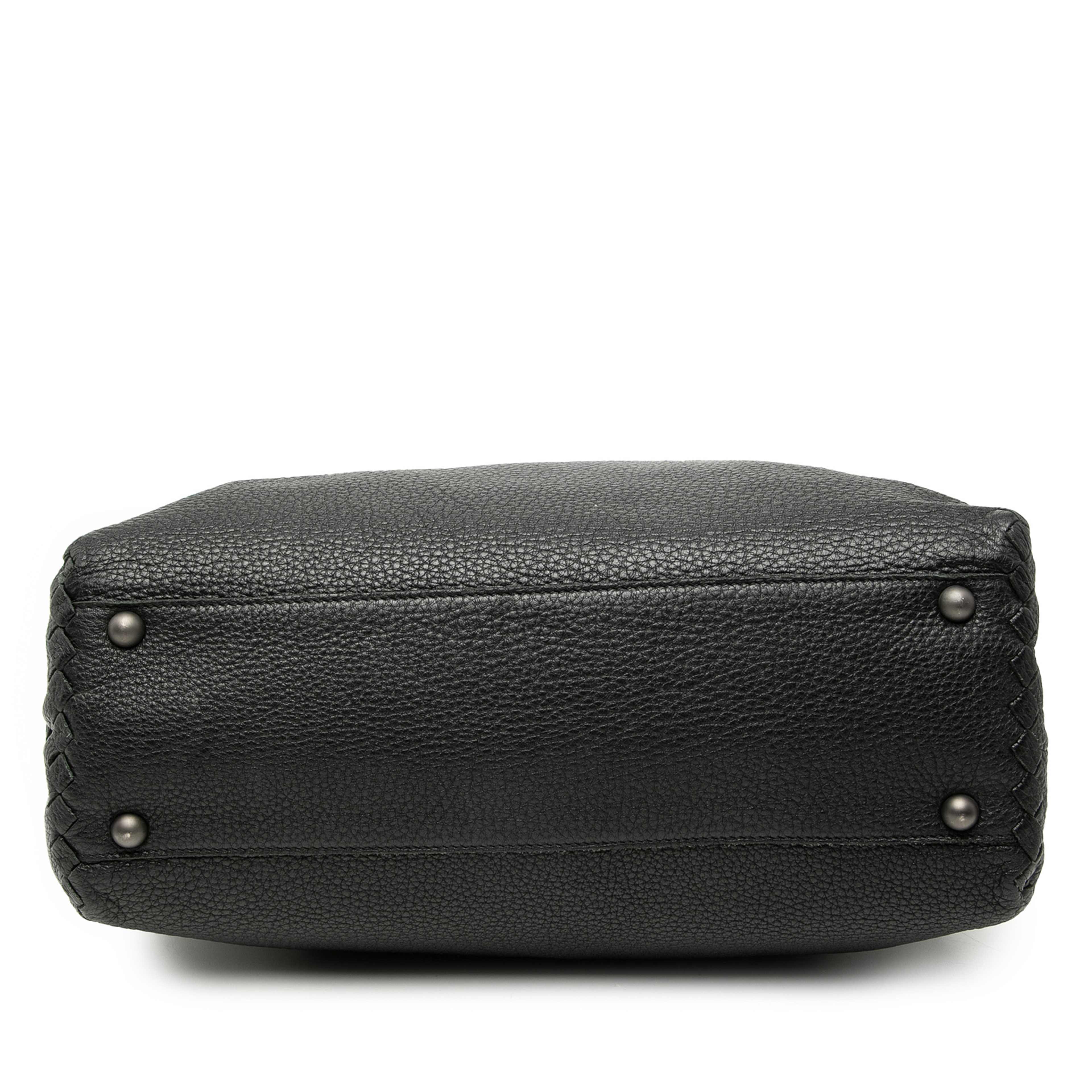 Bottega Veneta Grained Calfskin Intrecciato Tote, från Luxclusif, i färgen svart. Klicka för att öppna bilden i stort format