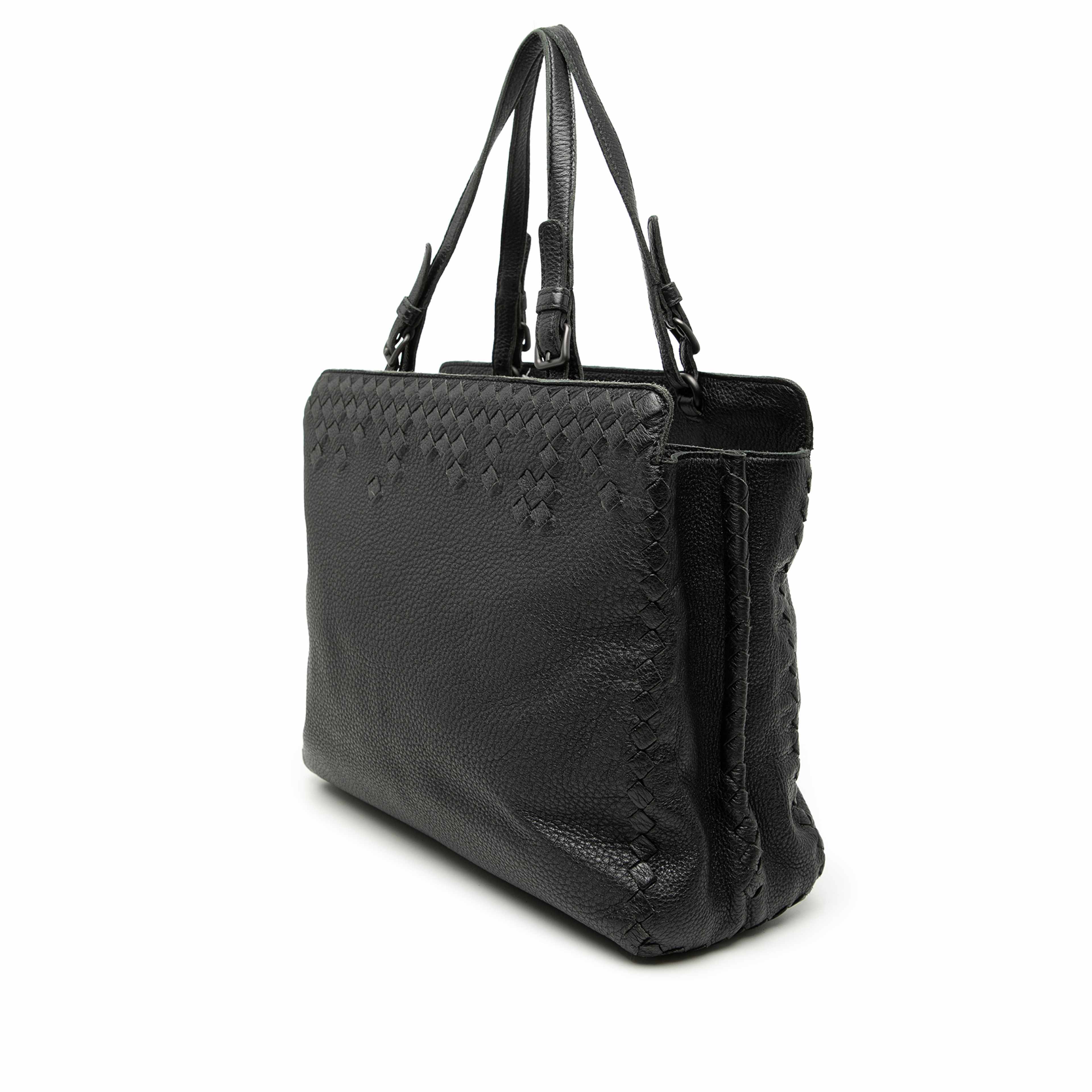 Bottega Veneta Grained Calfskin Intrecciato Tote, från Luxclusif, i färgen black. Klicka för att öppna bilden i stort format