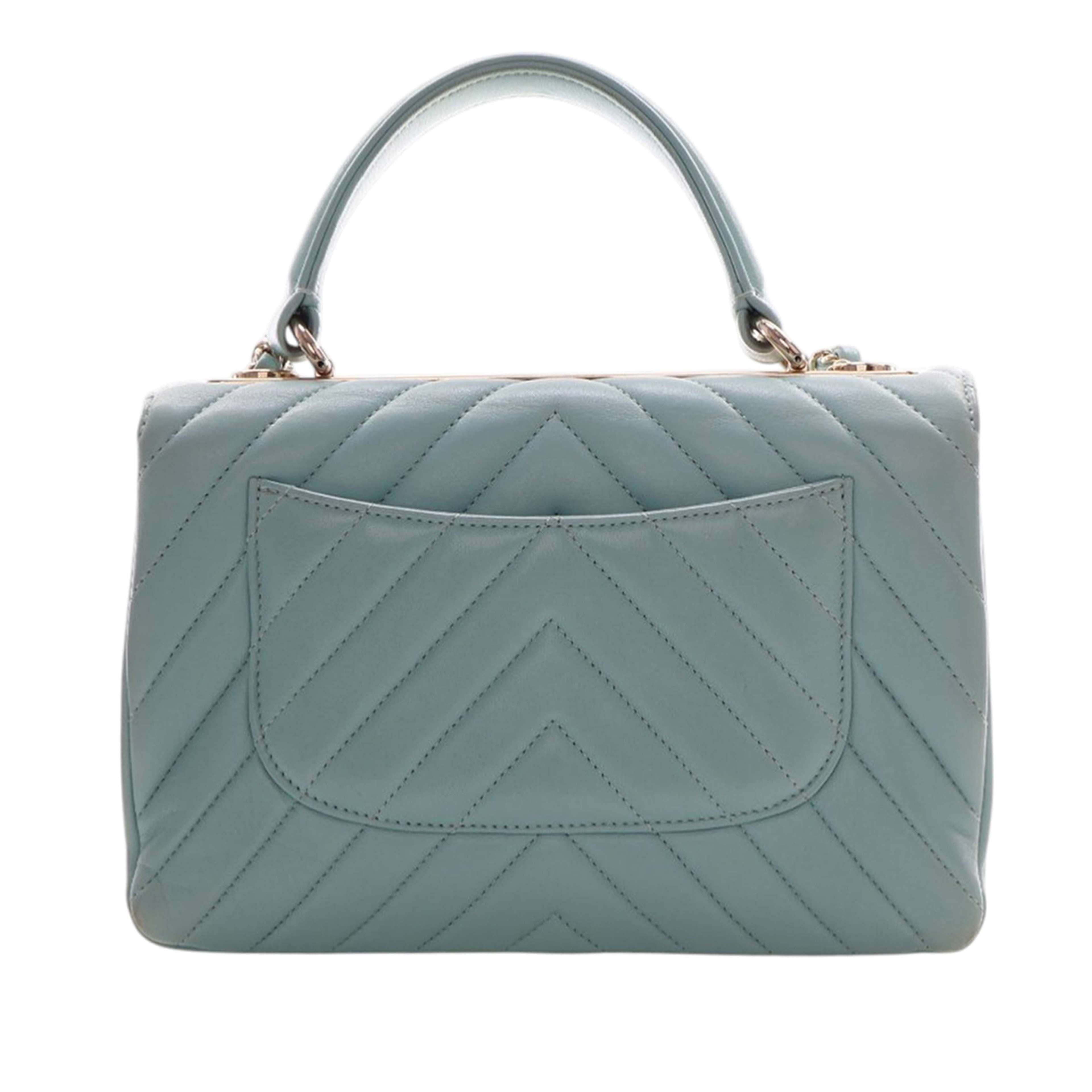 Chanel Small Chevron Lambskin Trendy Cc Top Handle Flap, från Luxclusif, i färgen light blue. Klicka för att öppna bilden i stort format
