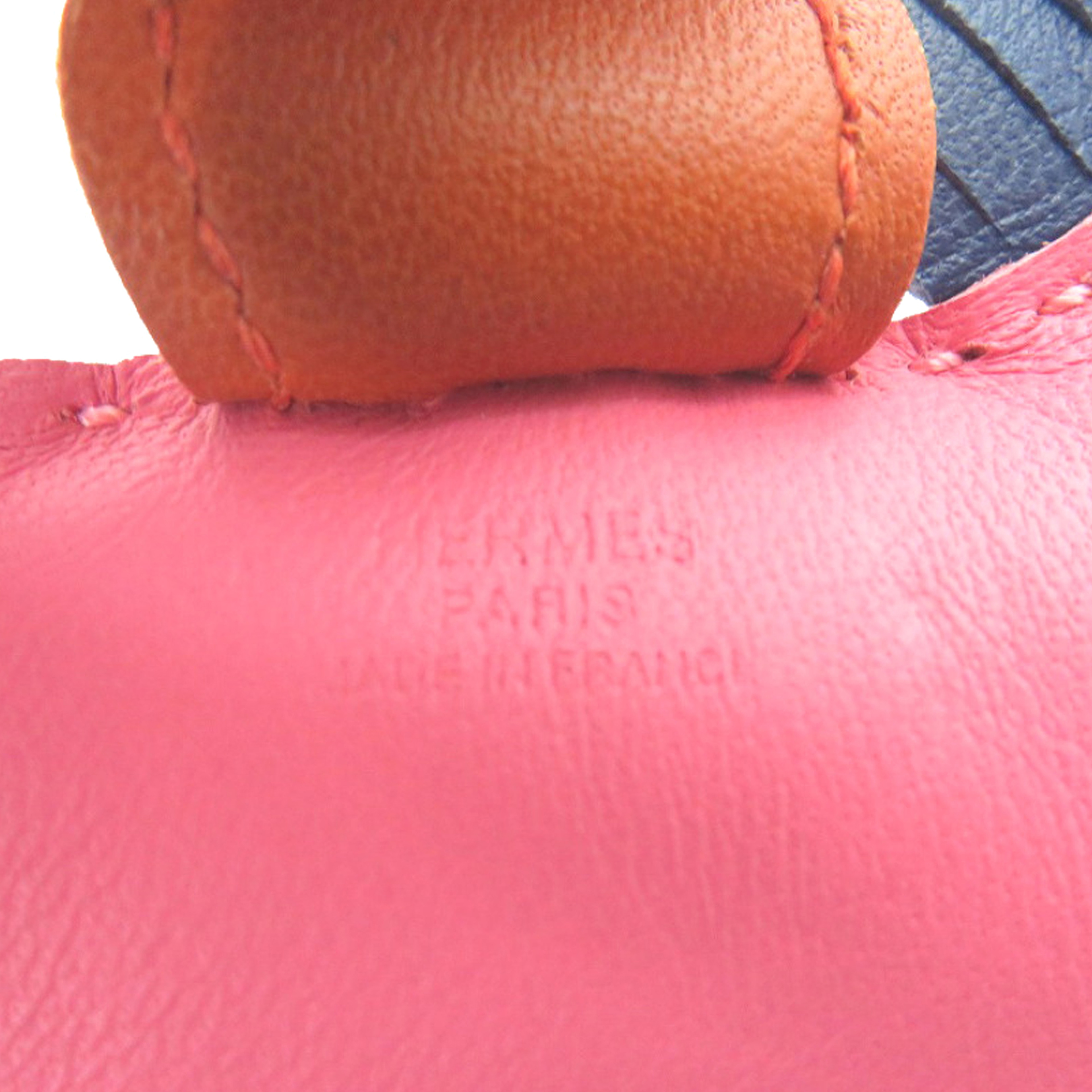 Hermès Milo Lambskin And Swift Grigri Rodeo Bag Charm Pm, från Luxclusif, i färgen rosa. Klicka för att öppna bilden i stort format
