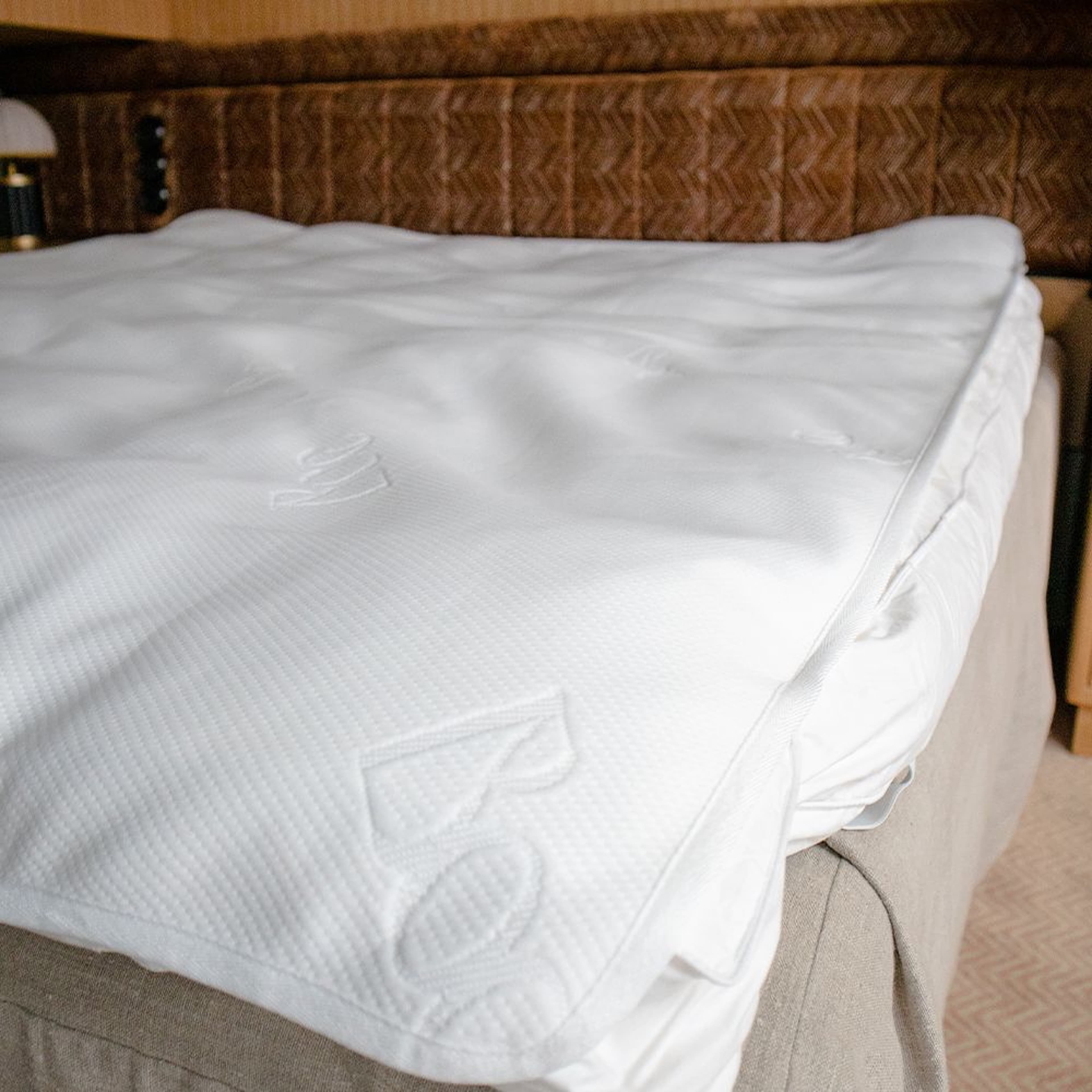 Paisley Briggs - Madrasskydd 180x200cm, från Home of ESS, i färgen white. Klicka för att öppna bilden i stort format