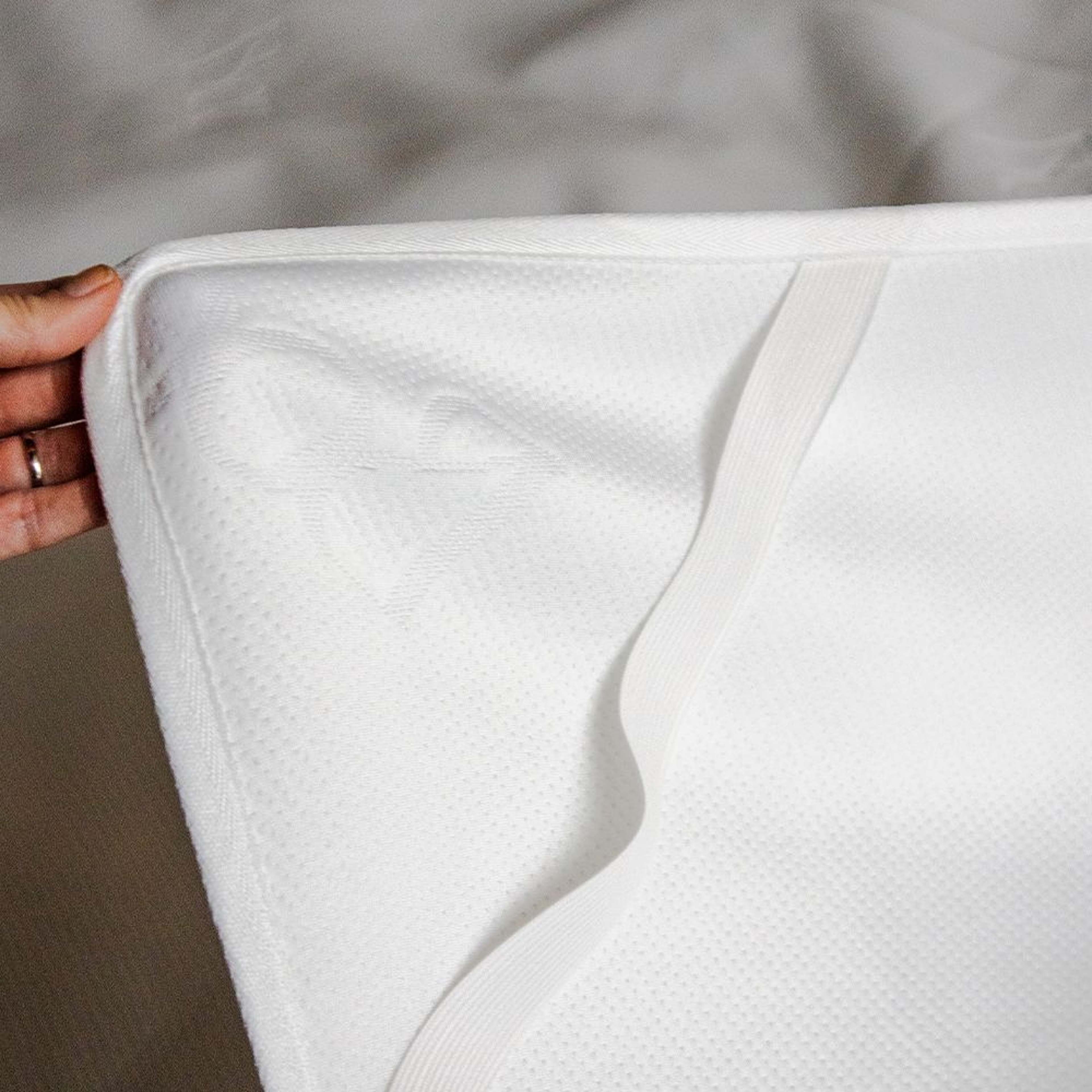 Paisley Briggs - Madrasskydd 180x200cm, från Home of ESS, i färgen white. Klicka för att öppna bilden i stort format