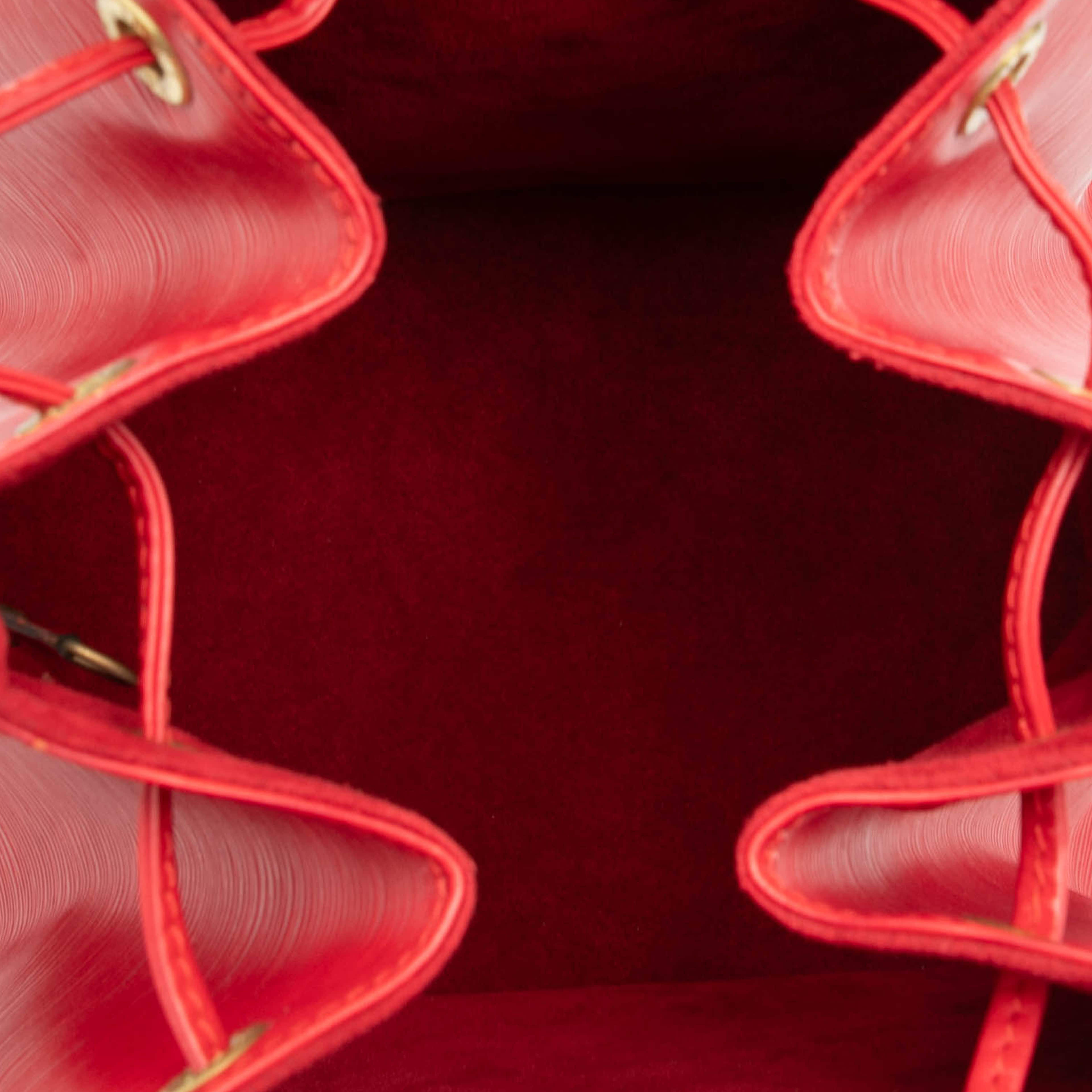 Louis Vuitton Epi Petit Noe, från Luxclusif, i färgen red. Klicka för att öppna bilden i stort format