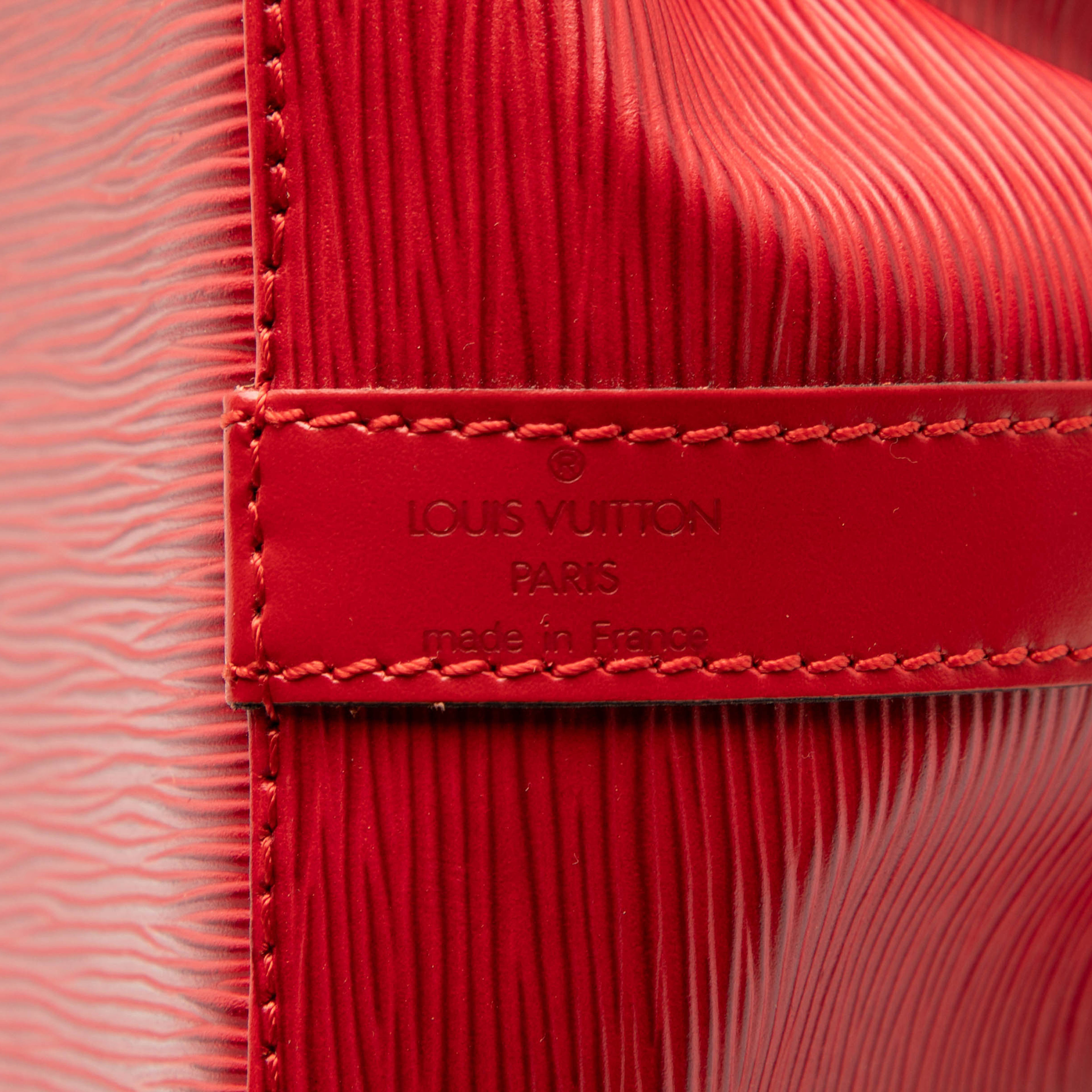 Louis Vuitton Epi Petit Noe, från Luxclusif, i färgen red. Klicka för att öppna bilden i stort format