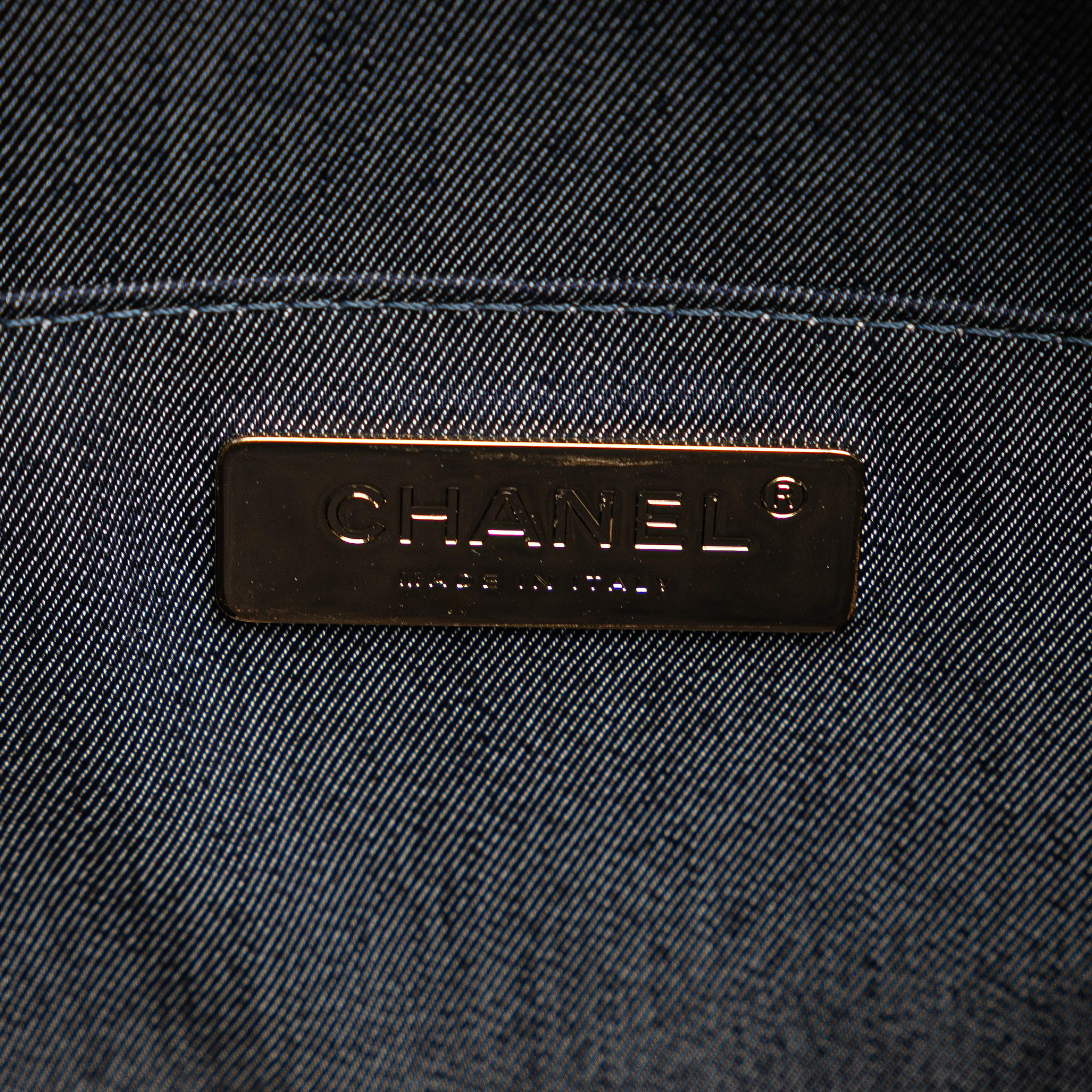 Chanel Crumpled Calfskin En Vogue Round Bag, från Luxclusif, i färgen black. Klicka för att öppna bilden i stort format