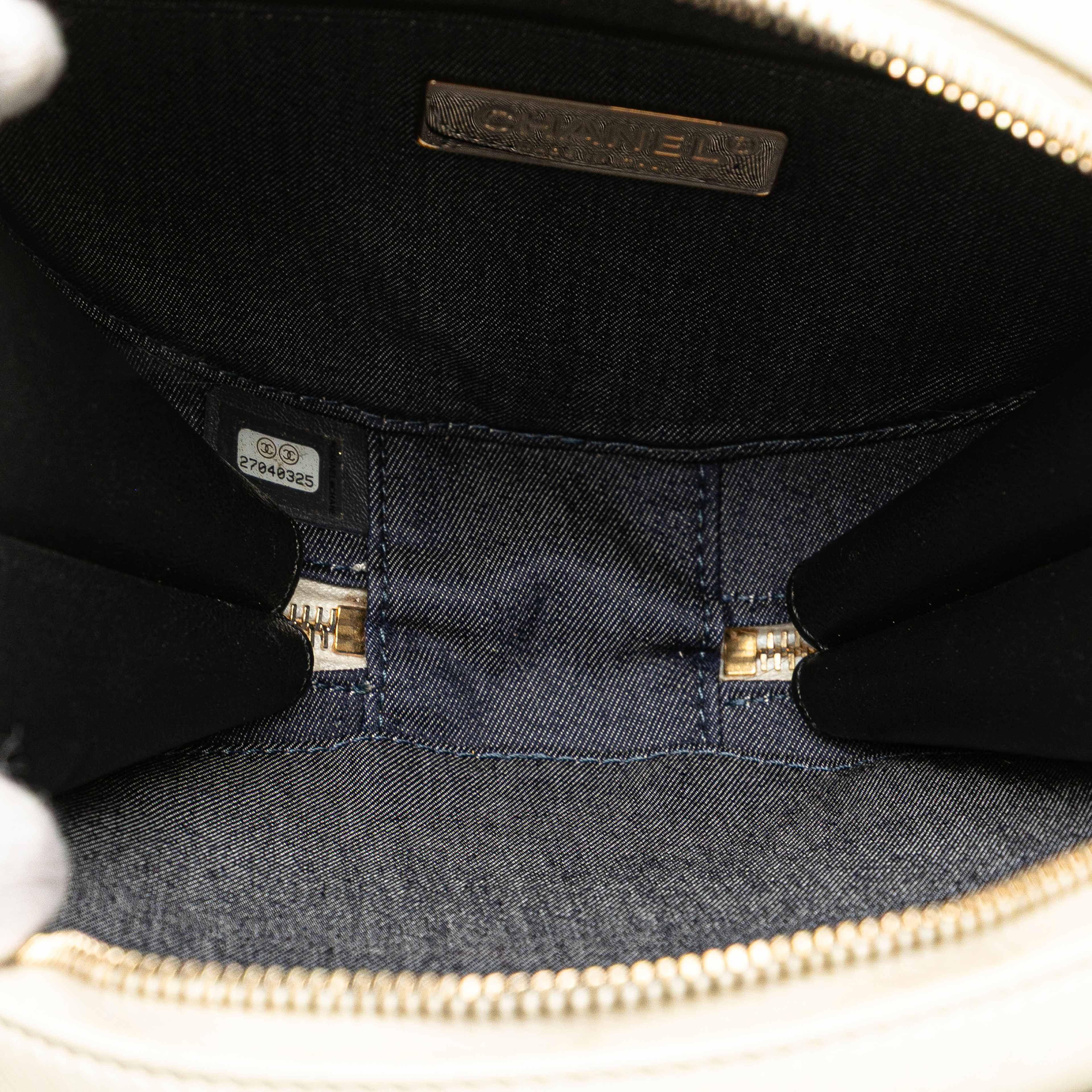 Chanel Crumpled Calfskin En Vogue Round Bag, från Luxclusif, i färgen black. Klicka för att öppna bilden i stort format