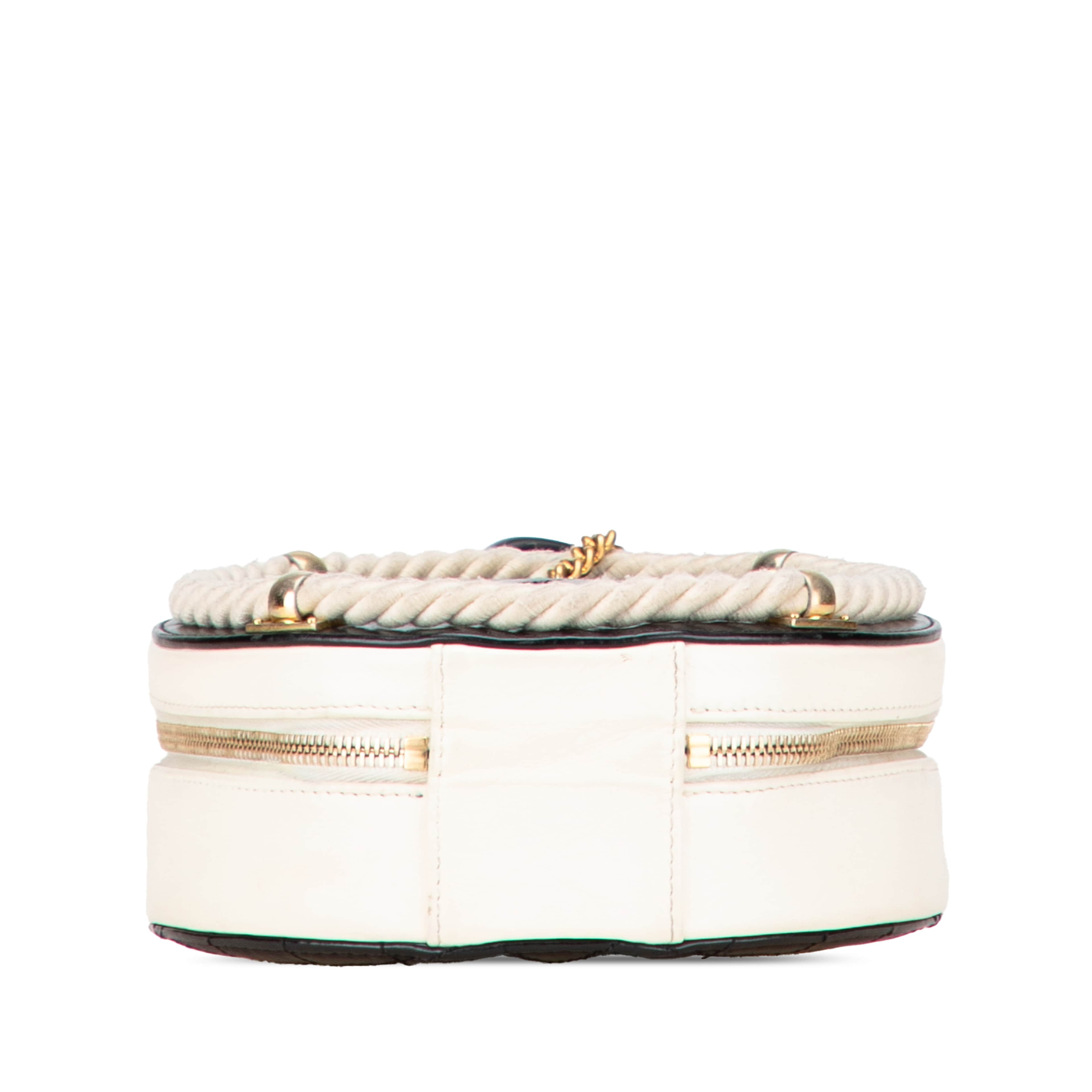 Chanel Crumpled Calfskin En Vogue Round Bag, från Luxclusif, i färgen black. Klicka för att öppna bilden i stort format