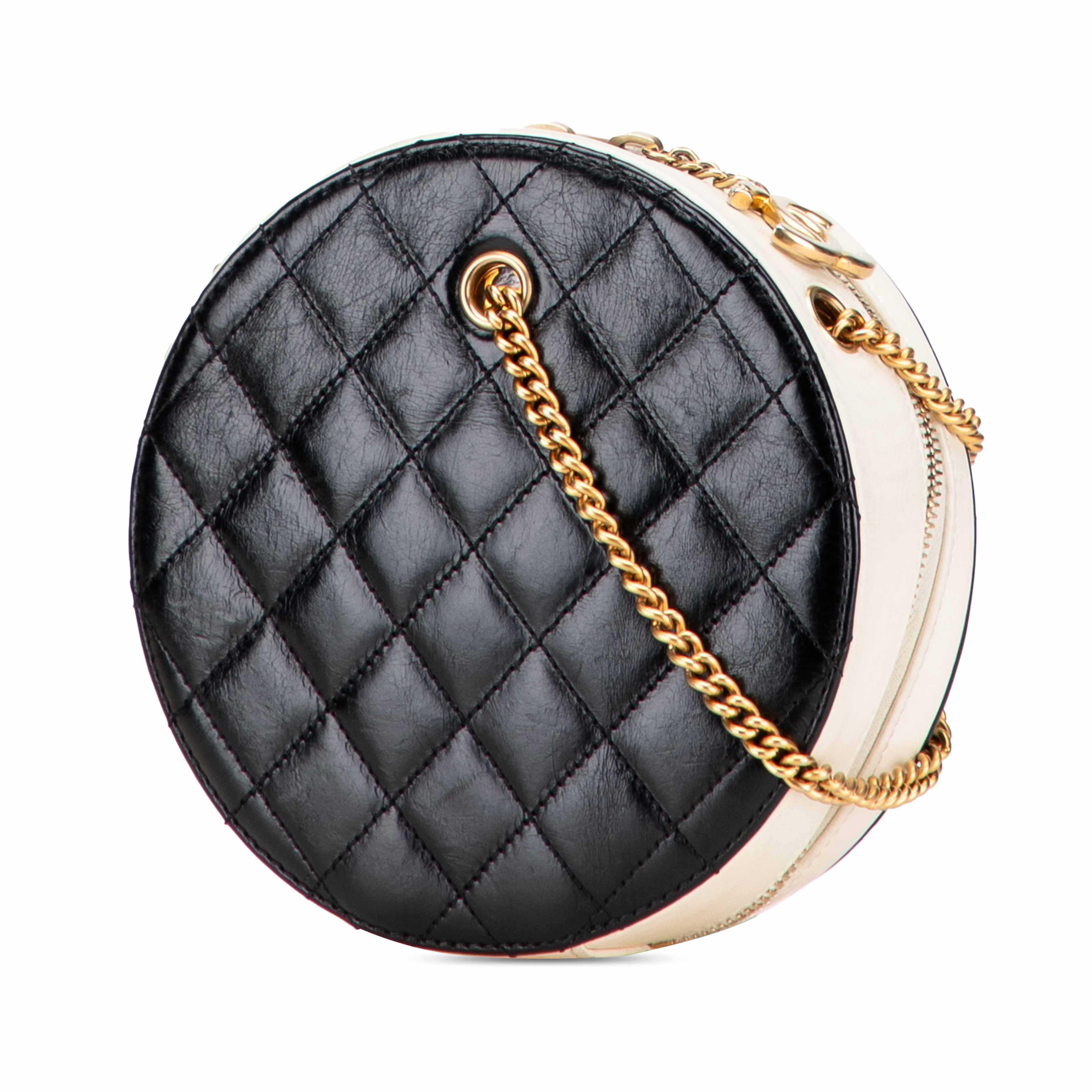 Chanel Crumpled Calfskin En Vogue Round Bag, från Luxclusif, i färgen black. Klicka för att öppna bilden i stort format