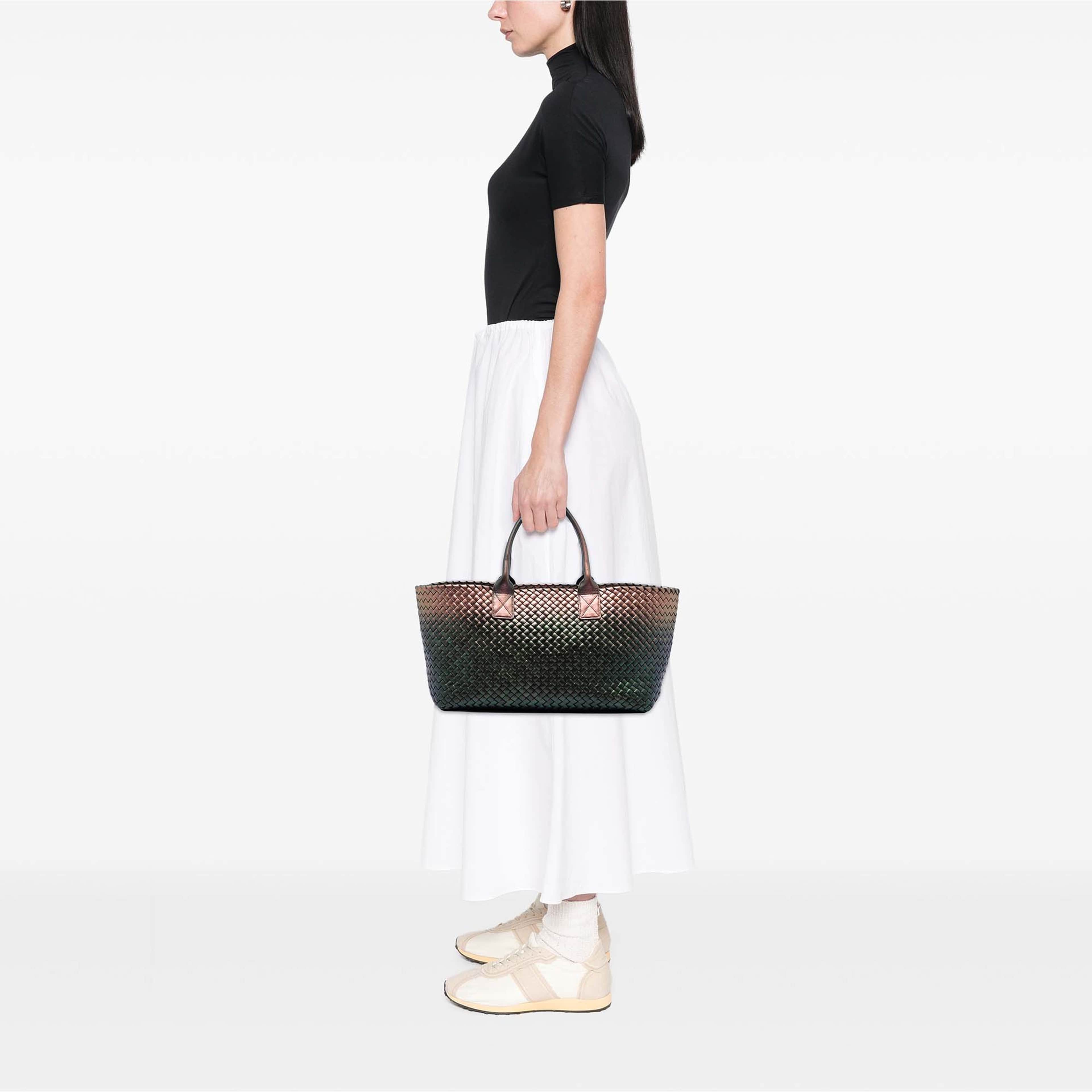 Bottega Veneta Medium Iridescent Nappa Intrecciato Cabat Tote, från Luxclusif, i färgen grön. Klicka för att öppna bilden i stort format